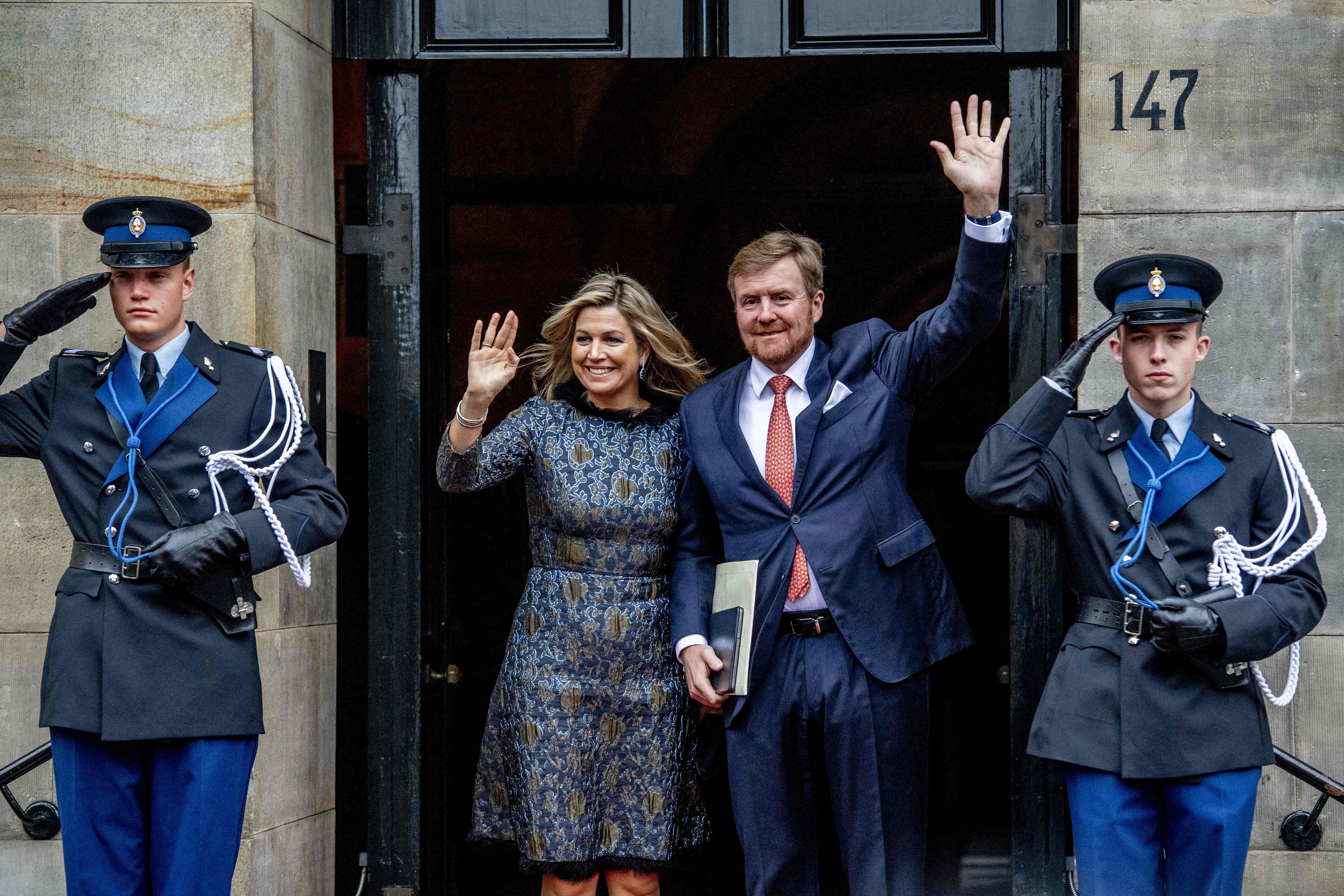 Raja Willem-Alexander dan Ratu Maxima melambaikan tangan ketika meghadiri perayaan tahun baru di Istana Kerajaan, Amsterdam.