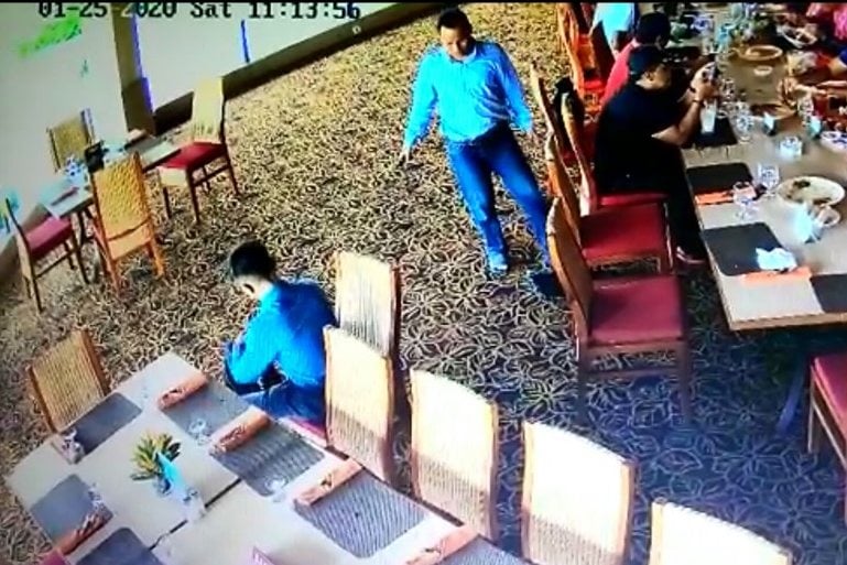Komplotan pencuri modus geser tas yang terekam kamera CCTV saat beraksi di salah satu restoran di Jakarta Selatan. 