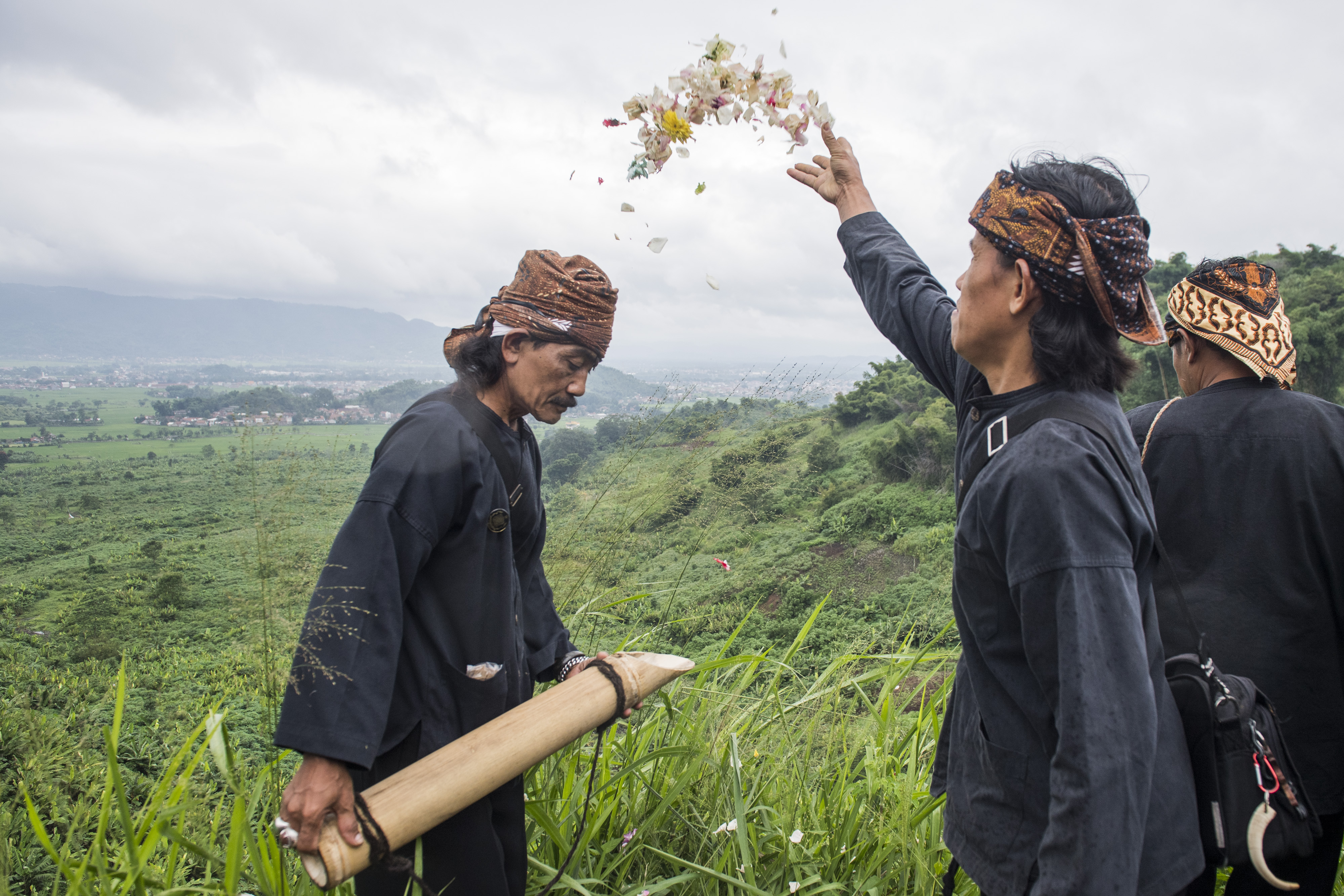  Warga kampung adat Cireundeu menabur bunga saat upacara peringatan HPSN 2020 di lokasi tragedi longsor sampah eks TPA Leuwigajah, Cimahi.