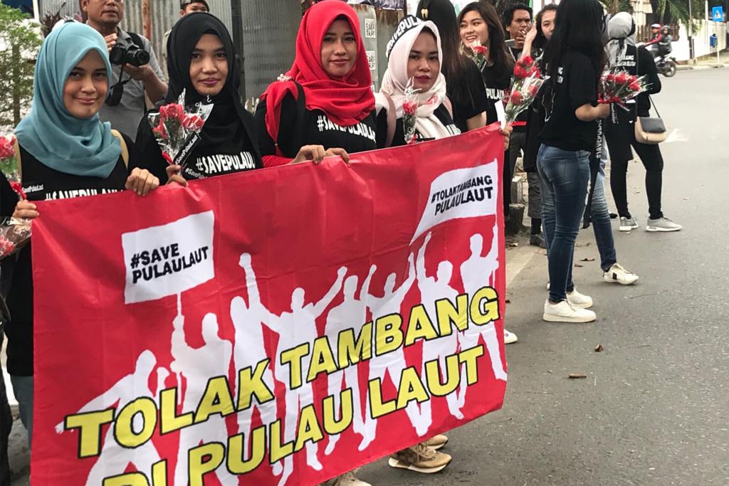 Kelompok aktivis perempuan Kalimantan Selatan berunjuk rasa menolak keberadaan tambang di Pulau Laut, Kabupaten Kotabaru.