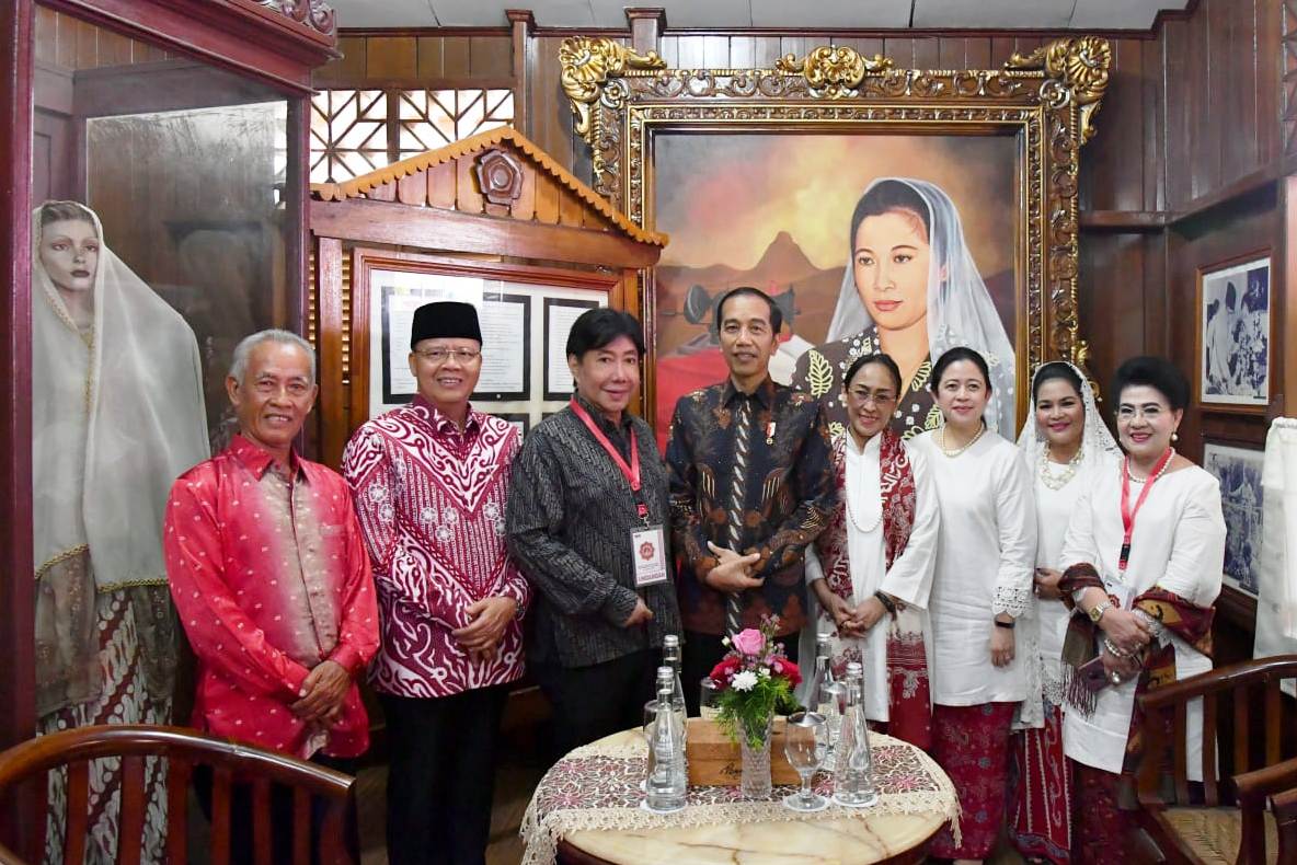 Ketua DPR RI Puan Maharani (ketiga dari kanan) berfoto bersama Presiden RI Joko Widodo dan anggota keluarga Soekarno lainnya.