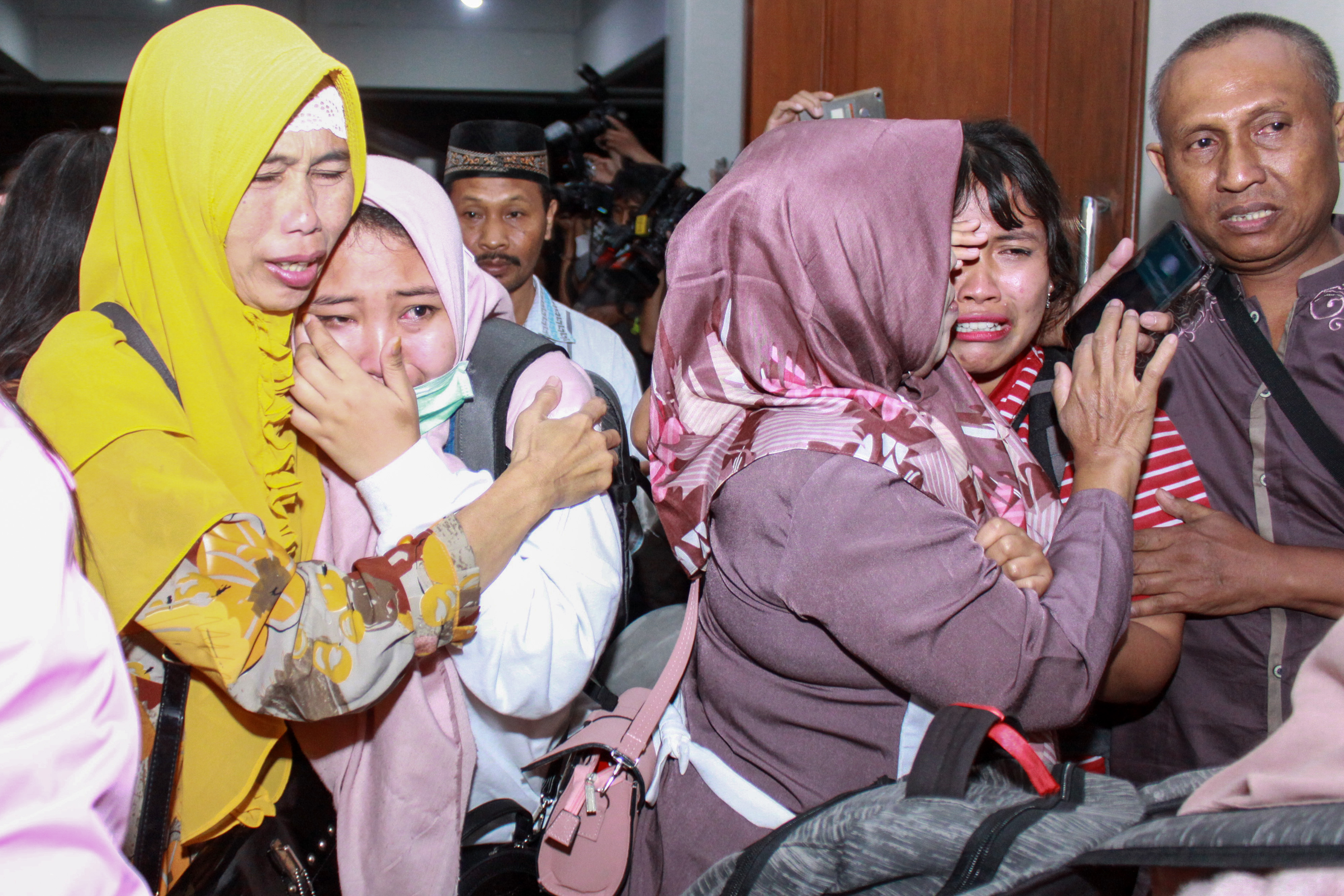 Keluarga menyambut WNI yang tiba di Bandara Internasional Juanda, seusai menjalani masa karantina selama 14 hari di Natuna.