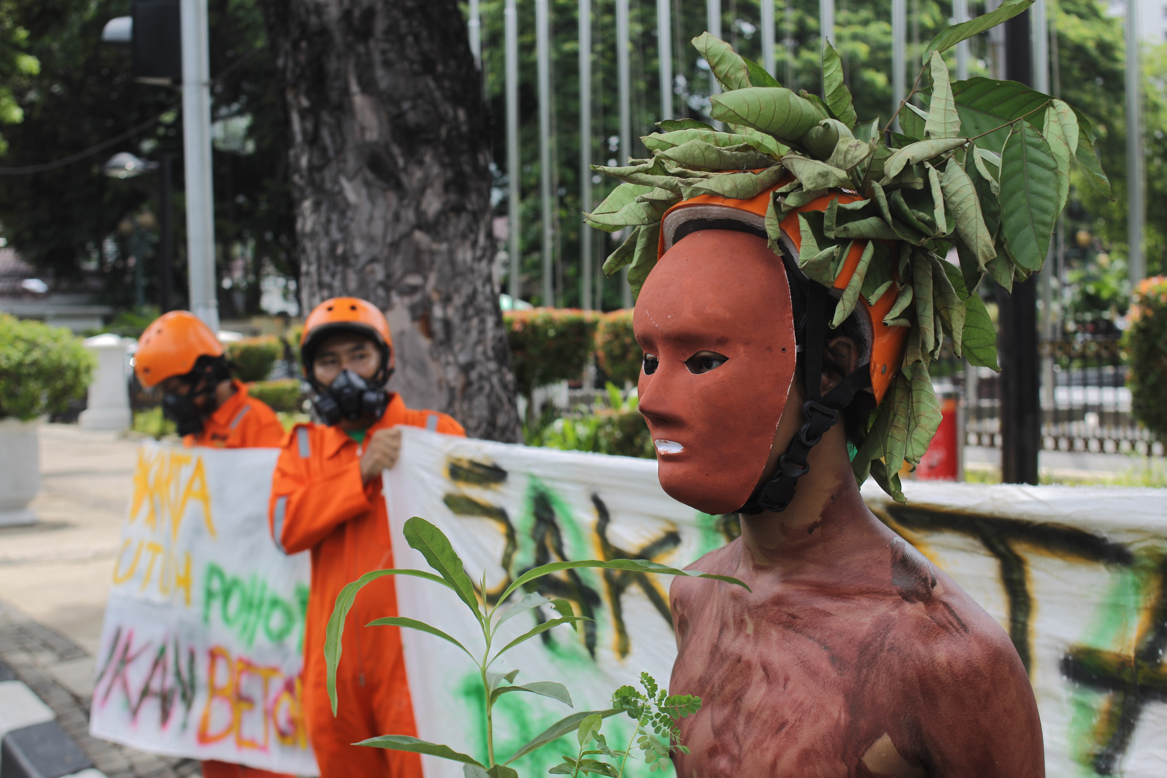  Sejumlah aktivis Wahana Lingkungan Hidup Indonesia (WALHI) DKI Jakarta melakukan aksi diam dengan judul 
