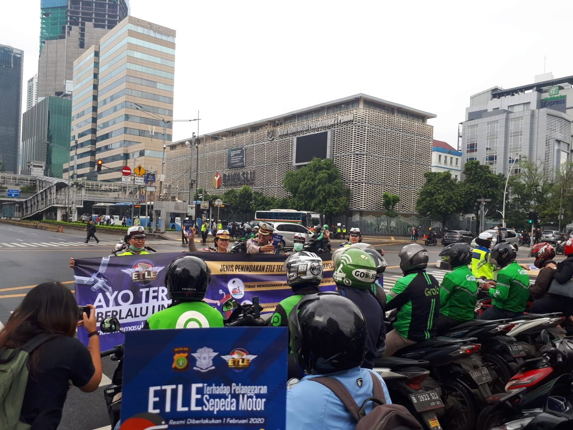 Sosialisasi penerapan E-TLE bagi pengendara sepeda motor di Kawasan Sarinah, Jakarta.