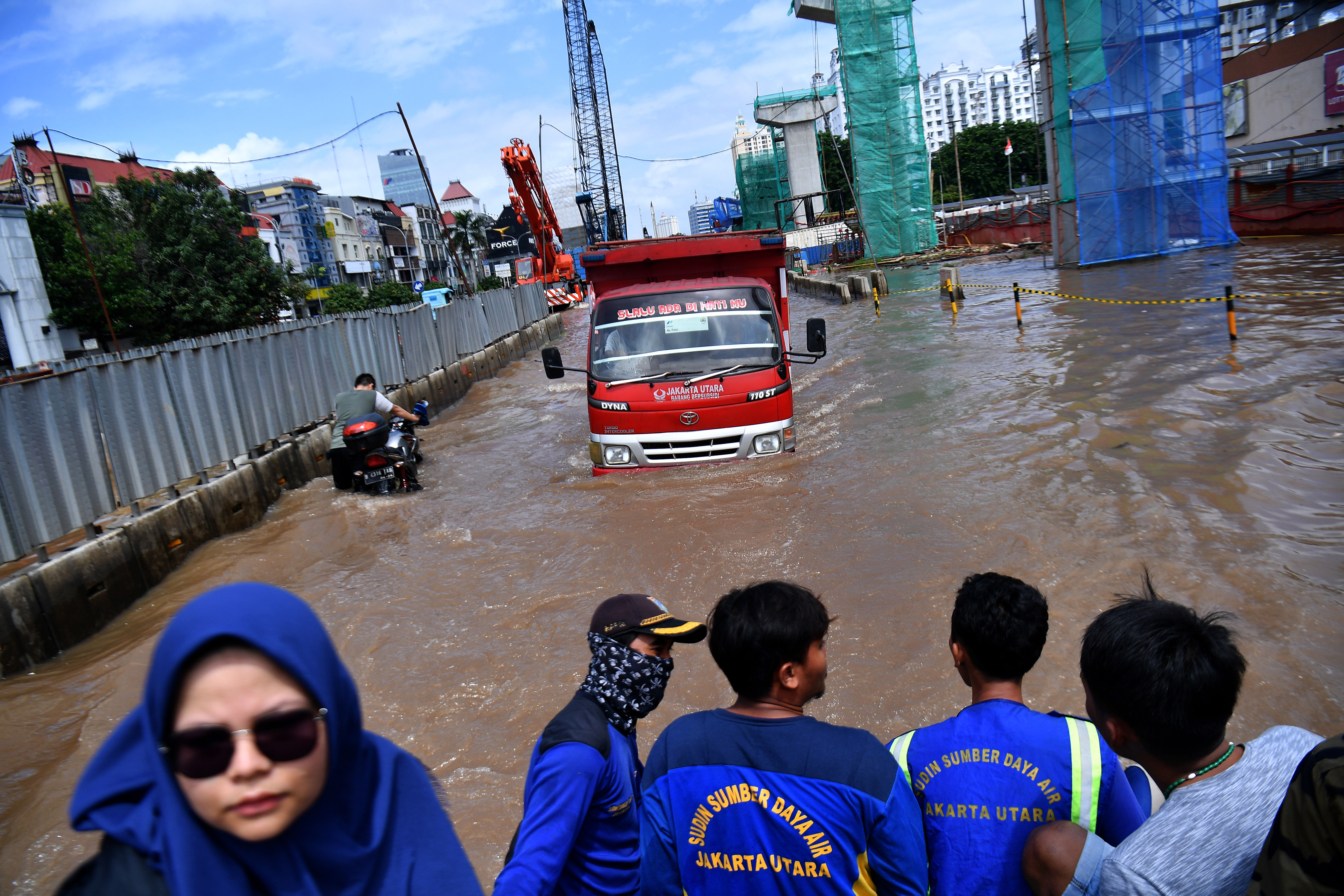 Truk melintasi banjir yang menggenangi Jalan Boulevard Barat Raya, Kelapa Gading, Jakarta Utara, Minggu (23/2)