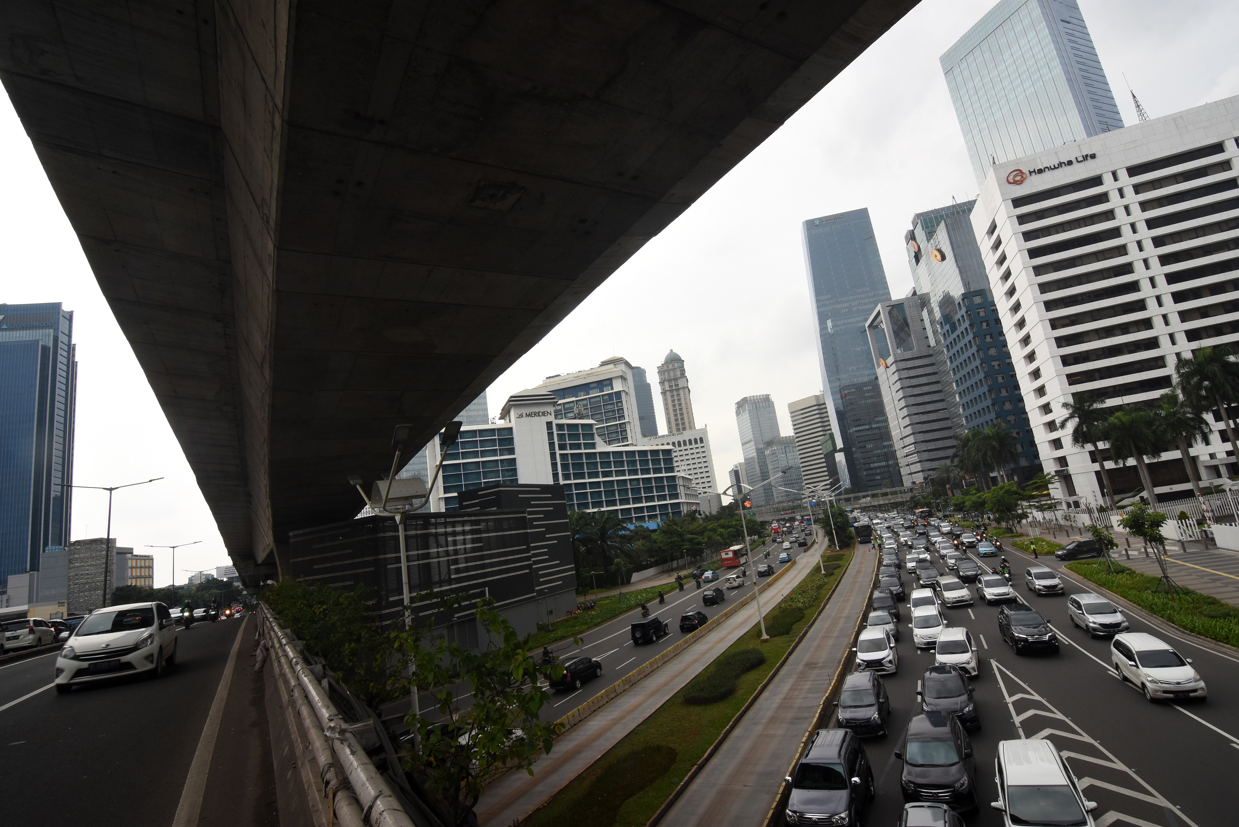 Kendaraan melintas diantara gedung bertingkat di Kawasan Jalan Sudirman, Jakarta Pusat