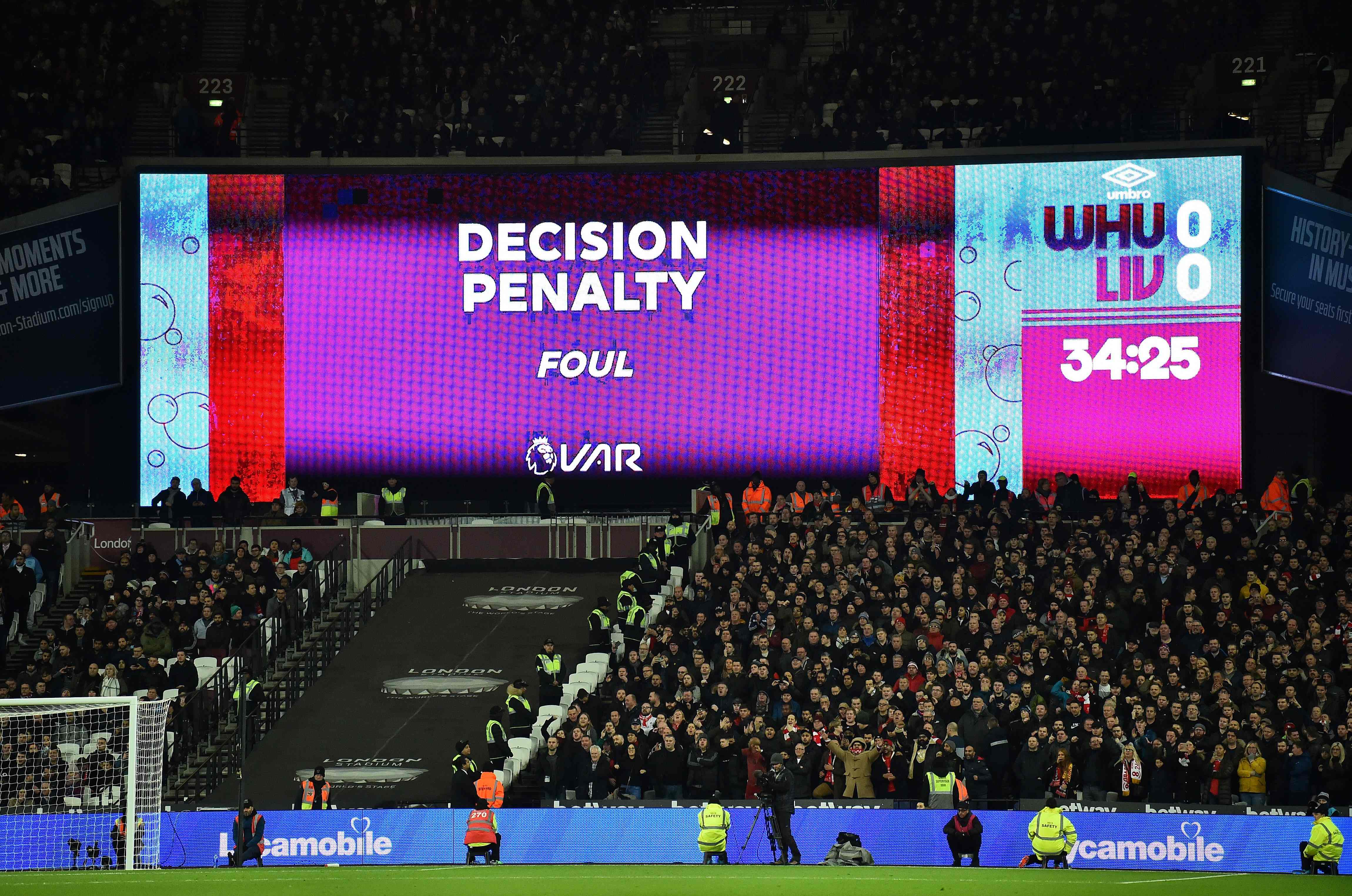 Sebuah layar besar menampilkan keputusan VAR dalam laga Liga Primer Inggris antara Liverpool dan West Ham United.