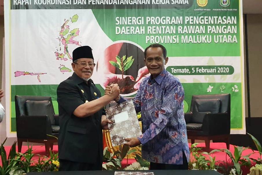 Gubernur Malut Abdul Ghani Kasuba (kiri) dan Kepala BKP Kementan, Agung Hendriadi seusai penandantanganan kerja sama.