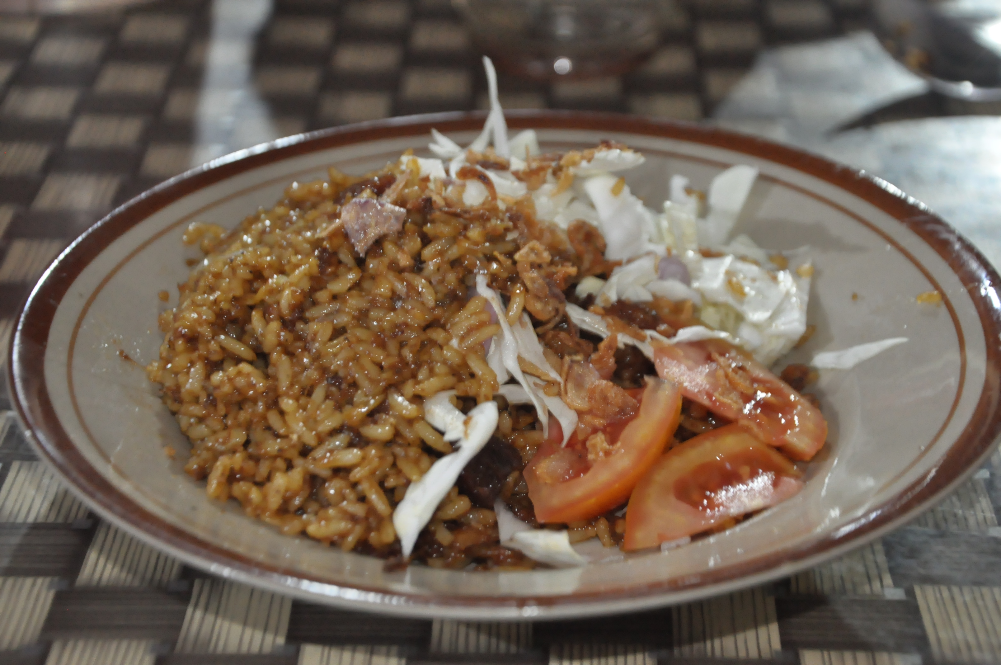 Nasi goreng merupakan salah satu hidangan khas Indonesia yang banyak dijumpai di setiap daerah.