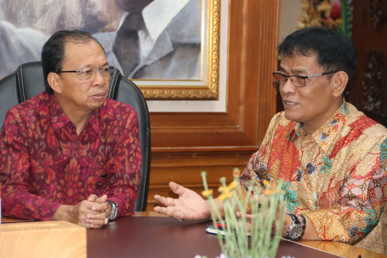 Dirjen PKH Kementan, I Ketut Diarmita (kanan) berdailog dengan Gubernur Bali I Wayan Koster tentang pengendalian penyakit ASF pada babi.   