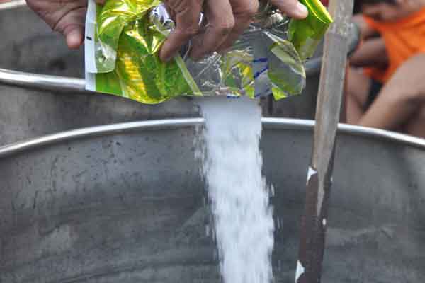 Ilustrasi : Petugas kepolisian memusnahkan narkoba jenis sabu dengan cara direbus saat gelar kasus di Lapangan Benteng Medan, Sumatera Utara