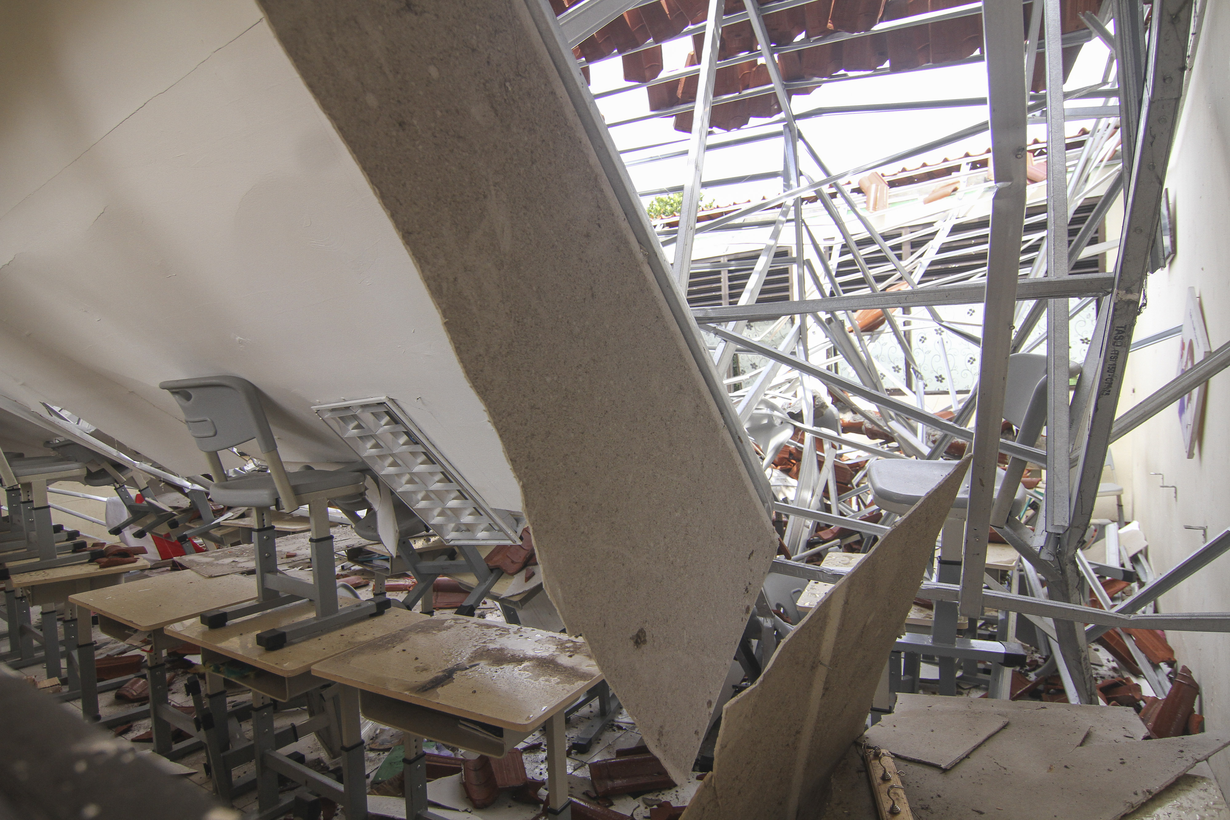 Kondisi atap ruang kelas di SMKN 24 Bambu Apus, Jakarta Timur yang ambruk, Jumat (21/2/2020).