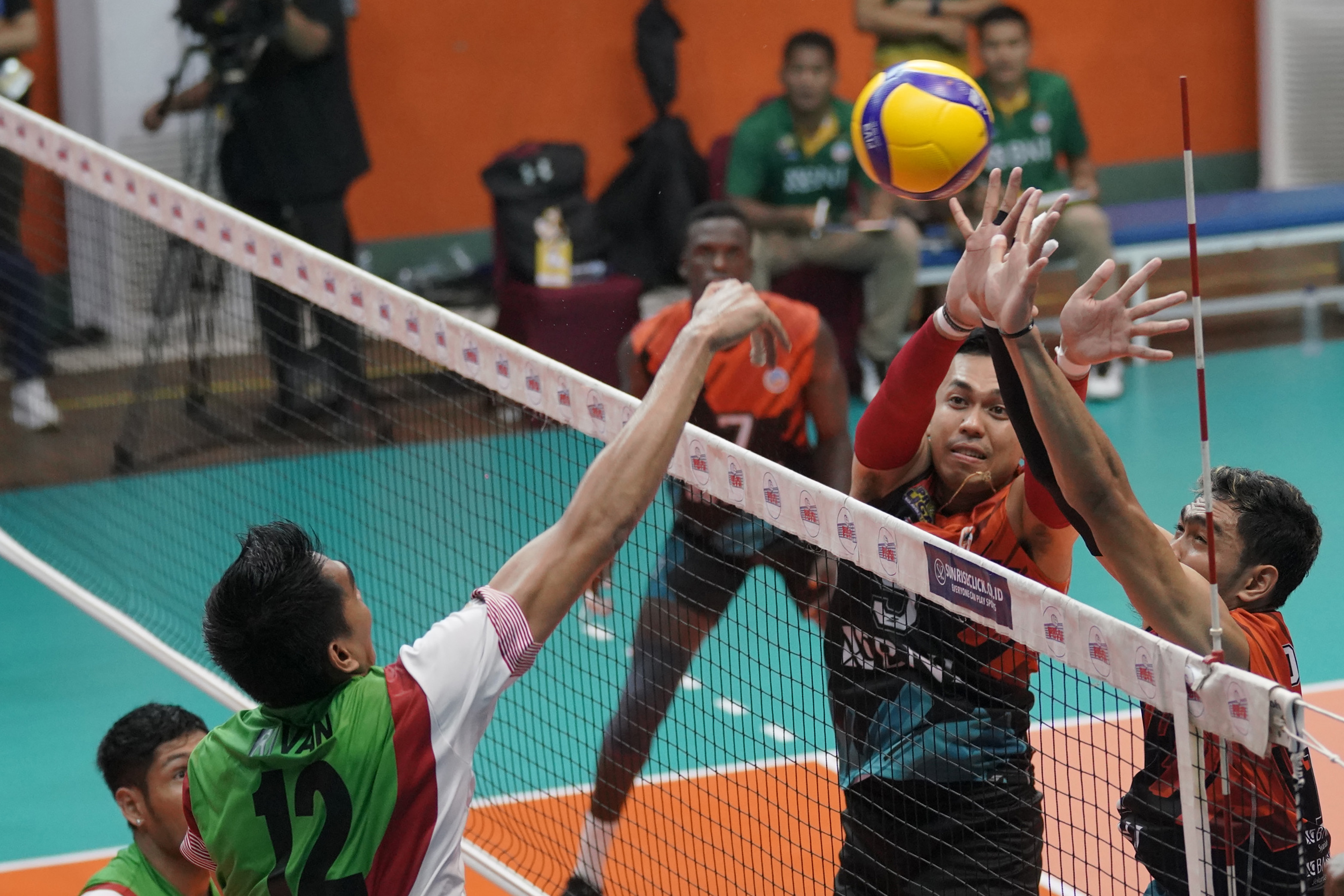 Pebola voli putra Surabaya Bhayangkara Samator Rivan Nurmulki (kiri) melepaskan smes ke arah tim Jakarta BNI 46, 