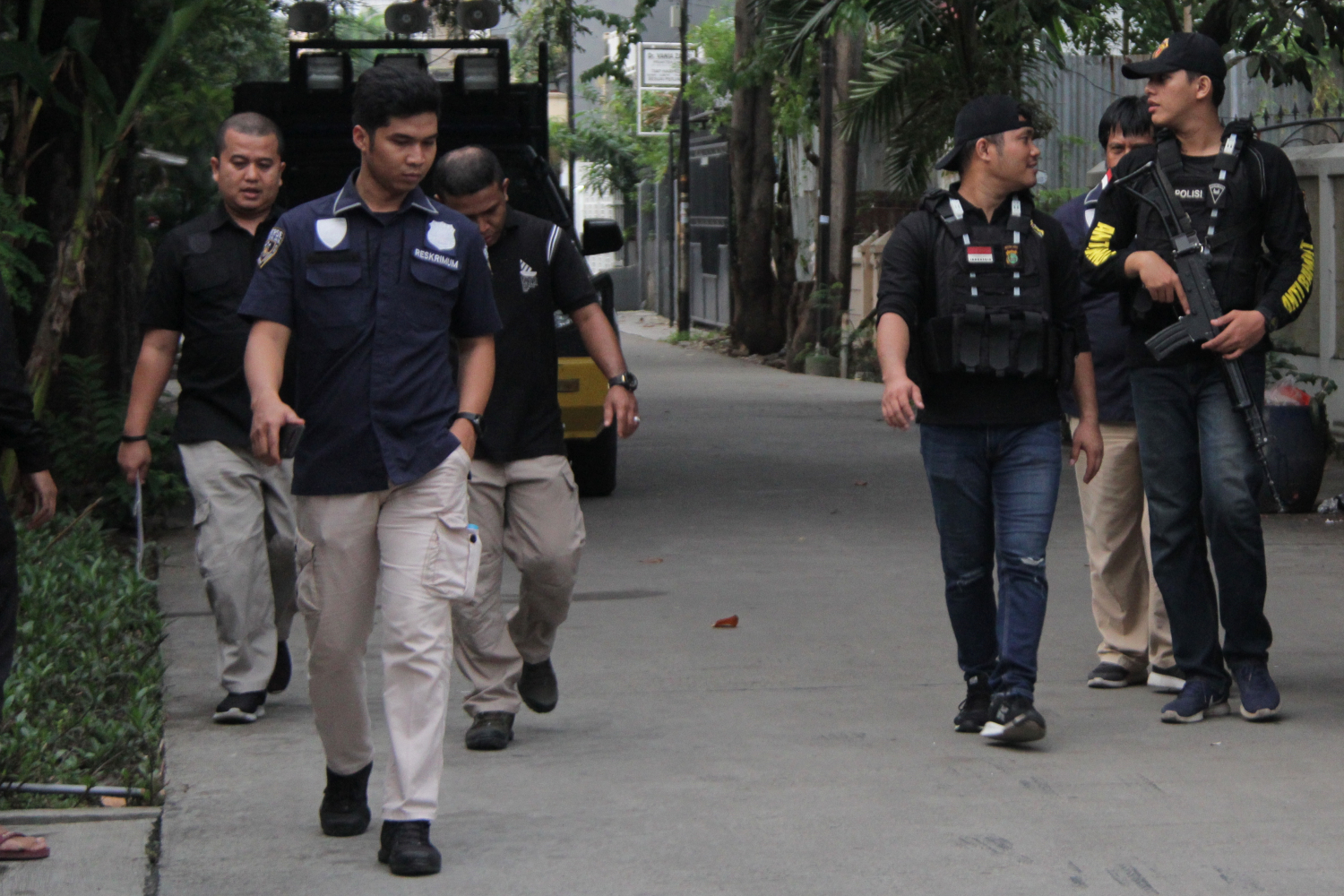 Petugas kepolisian melakukan penjagaan saat proses rekonstruksi kasus penyiraman air keras terhadap penyidik KPK Novel Baswedan 