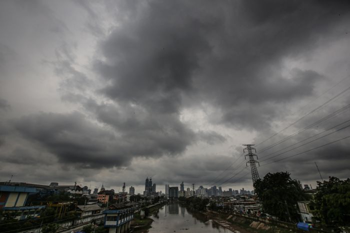  Awan tebal menyelimuti kota Jakarta.