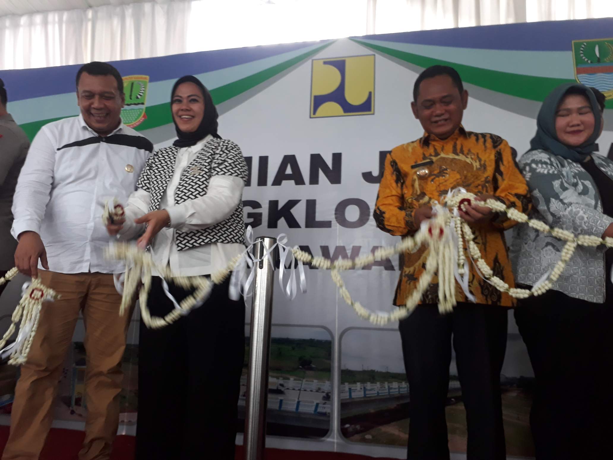 Bupati Karawang Cellica Nurrachadiana dan plt Bupati Bekasi  Eka Supria Atmaja 
