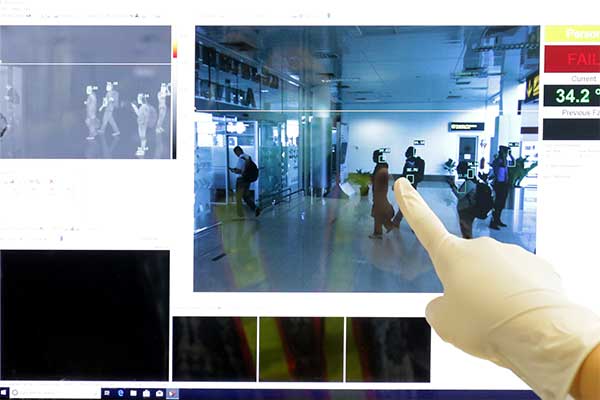 Ilustrasi -- Sejumlah Bandara di Indonesia memasang alat pemindai suhu tubuh untuk mendeteksi penumpang yang turun dari pesawat