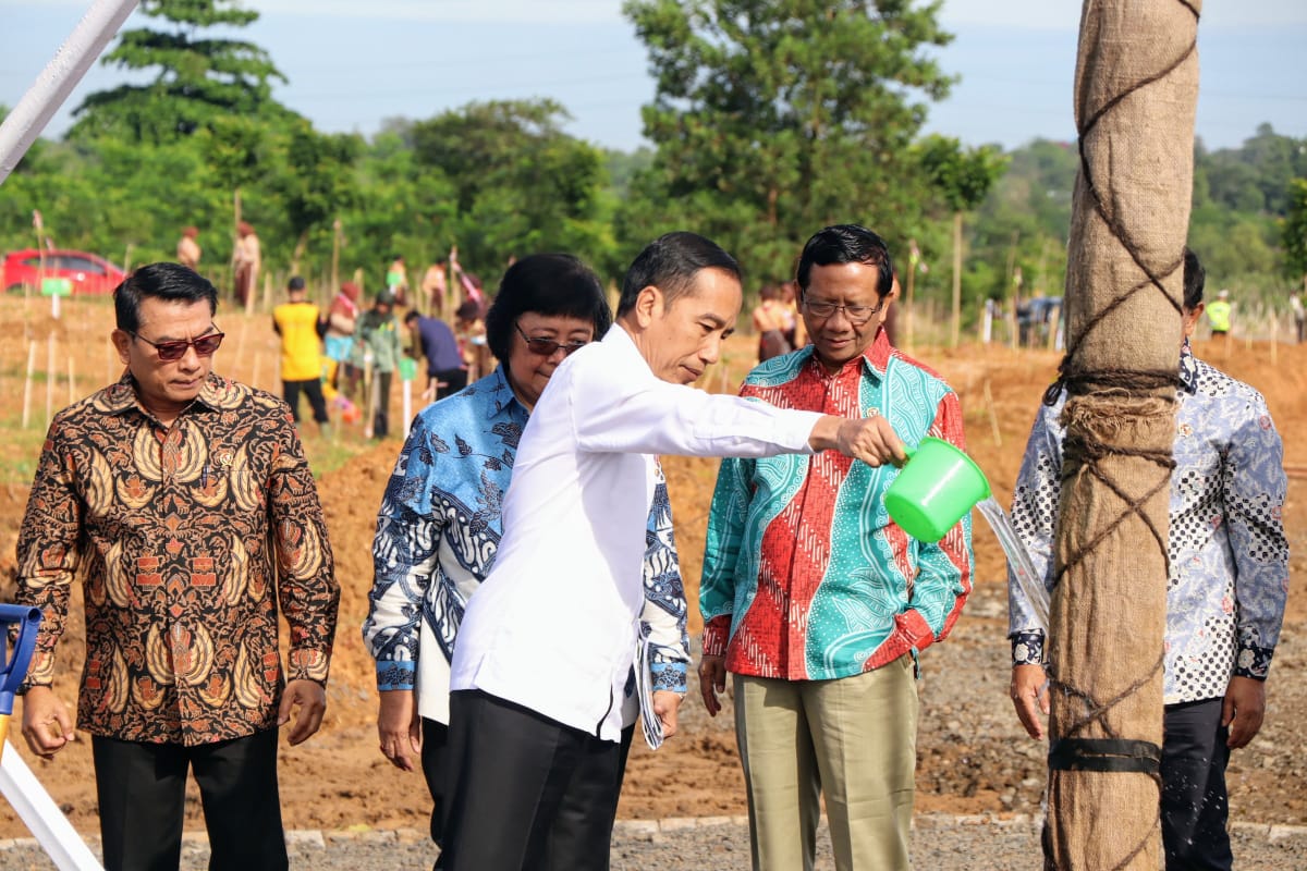 Presiden Joko Widodo meresmikan Taman Hutan Hujan Tropis Indonesia dan Hutan Pers Taman Spesies Endemik Indonesia di Banjarbaru, Kalsel. 