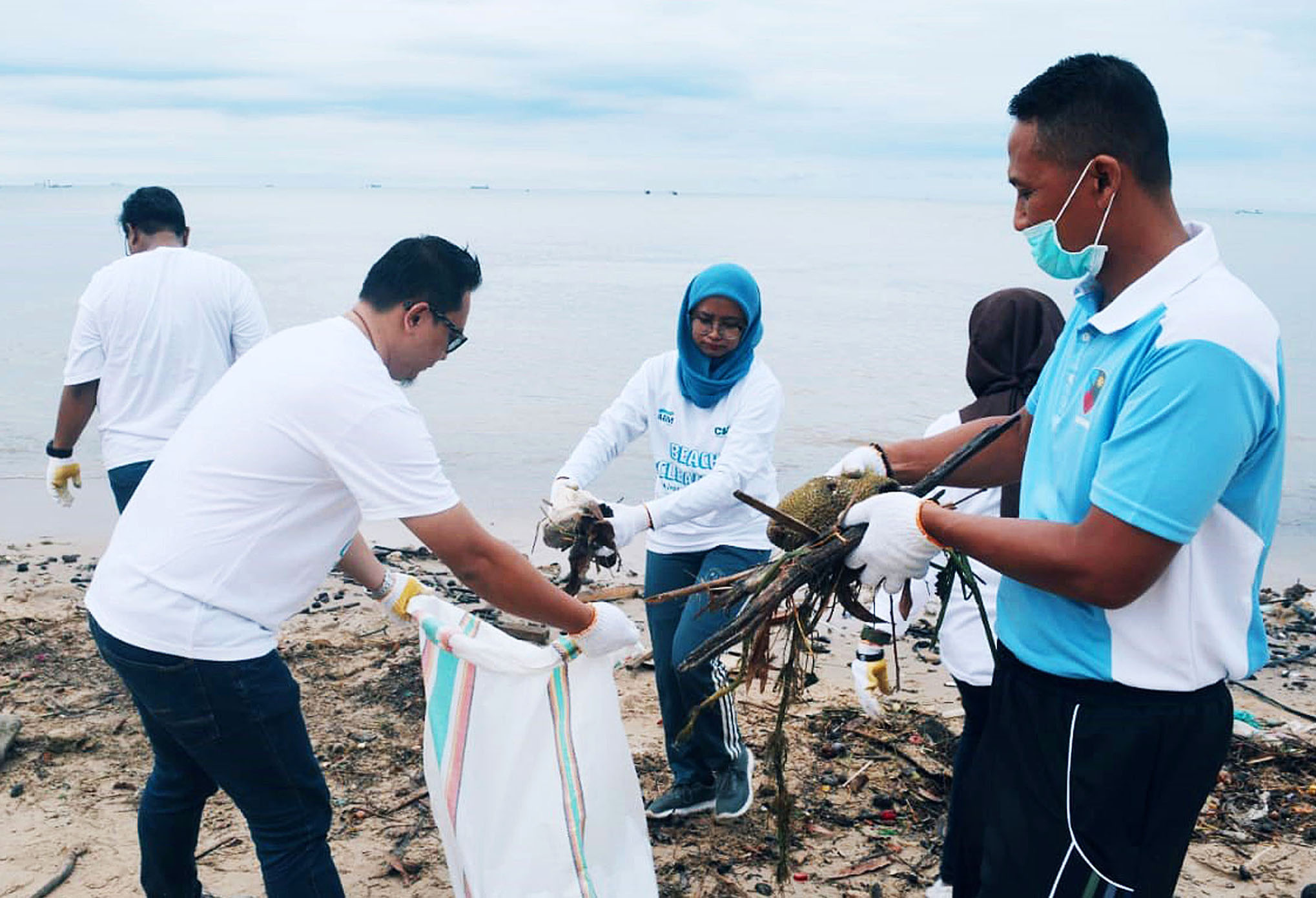 Siswa SMKN 1 Balikpapan mengikuti aksi Beach Clean Up dengan membersihkan Pantai Sepinggan Raya, Balikpapan,
