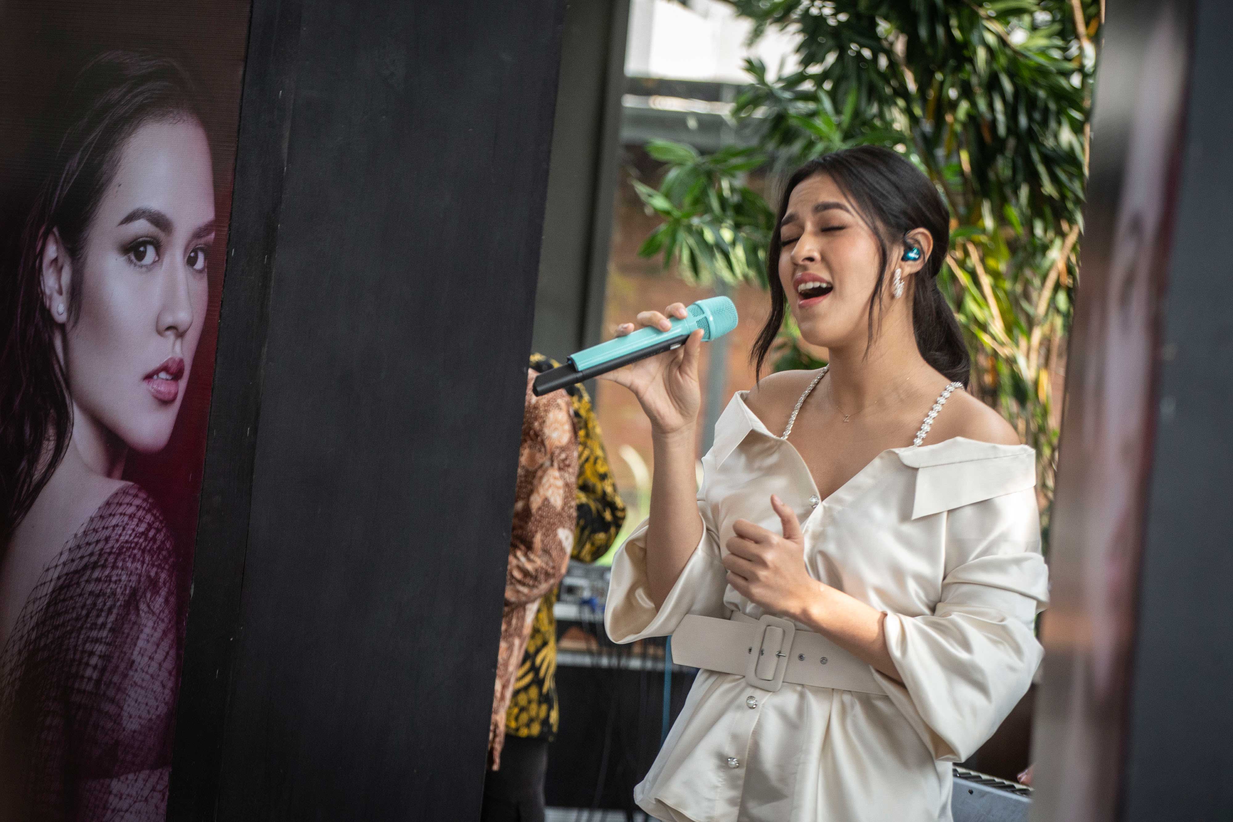 Penyanyi Raisa menyanyikan 