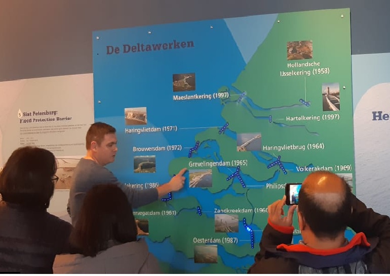  Juru bicara Kering Huis, Jeroen Kramer, memberikan penjelasan ke 8 jurnalis Indonesia di Nieuwe Waterweg, South Holland, Belanda.