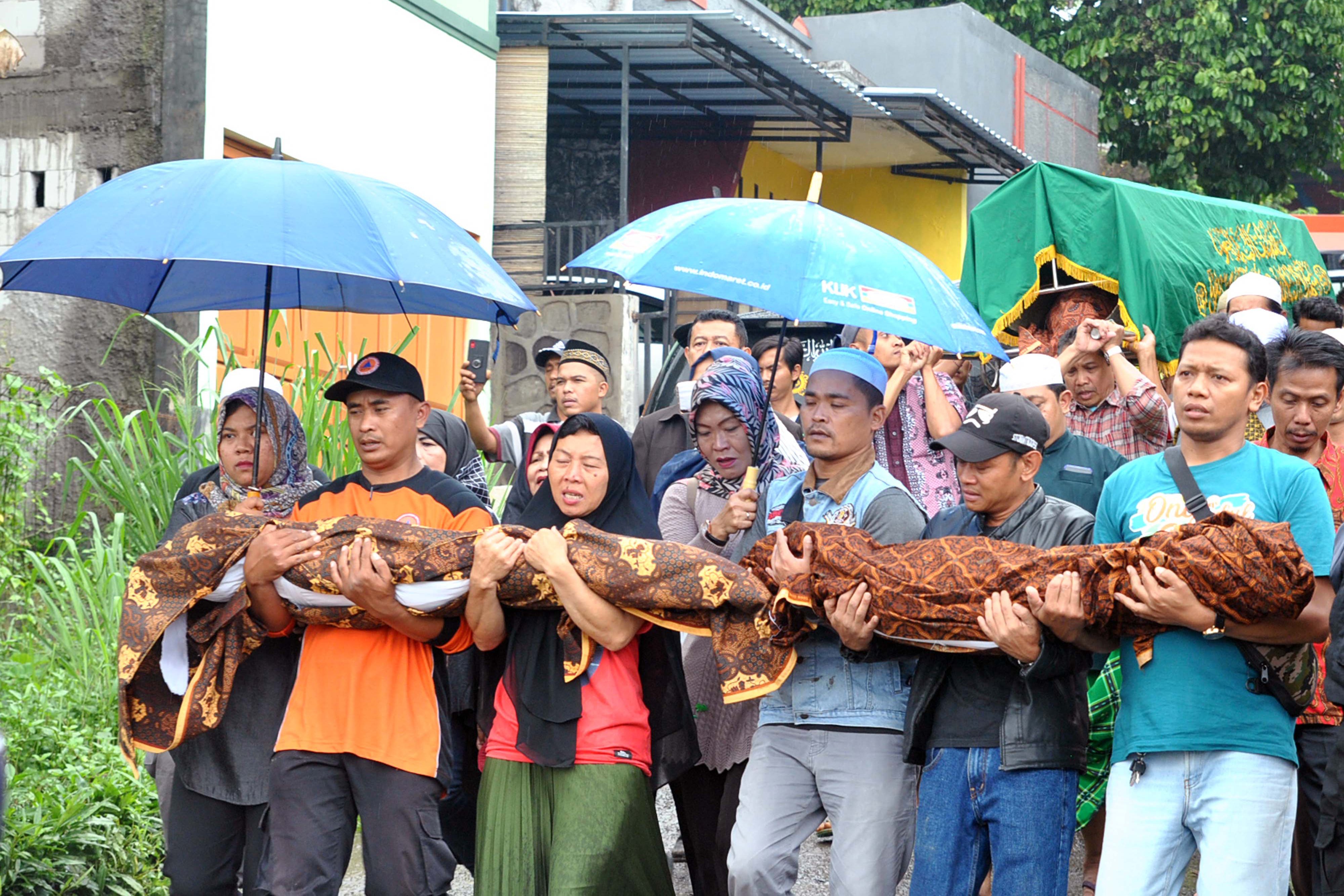 Jenazah korban rumah yang dindingnya roboh di Kampung Cibolang RT 01/01, Desa Banjarwangi, Kecamatan Ciawi, Kabupaten Bogor, Jawa Barat.