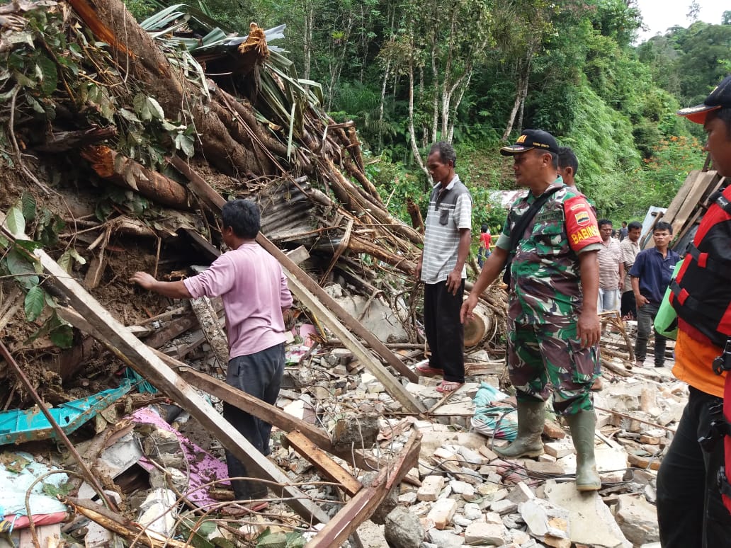 TNI dan Polri dibantu masyarakat membersihkan rumah-rumah pascabanjir dan longsor di Tapanuli Tengah, Sumut, Minggu (2/2/2020).