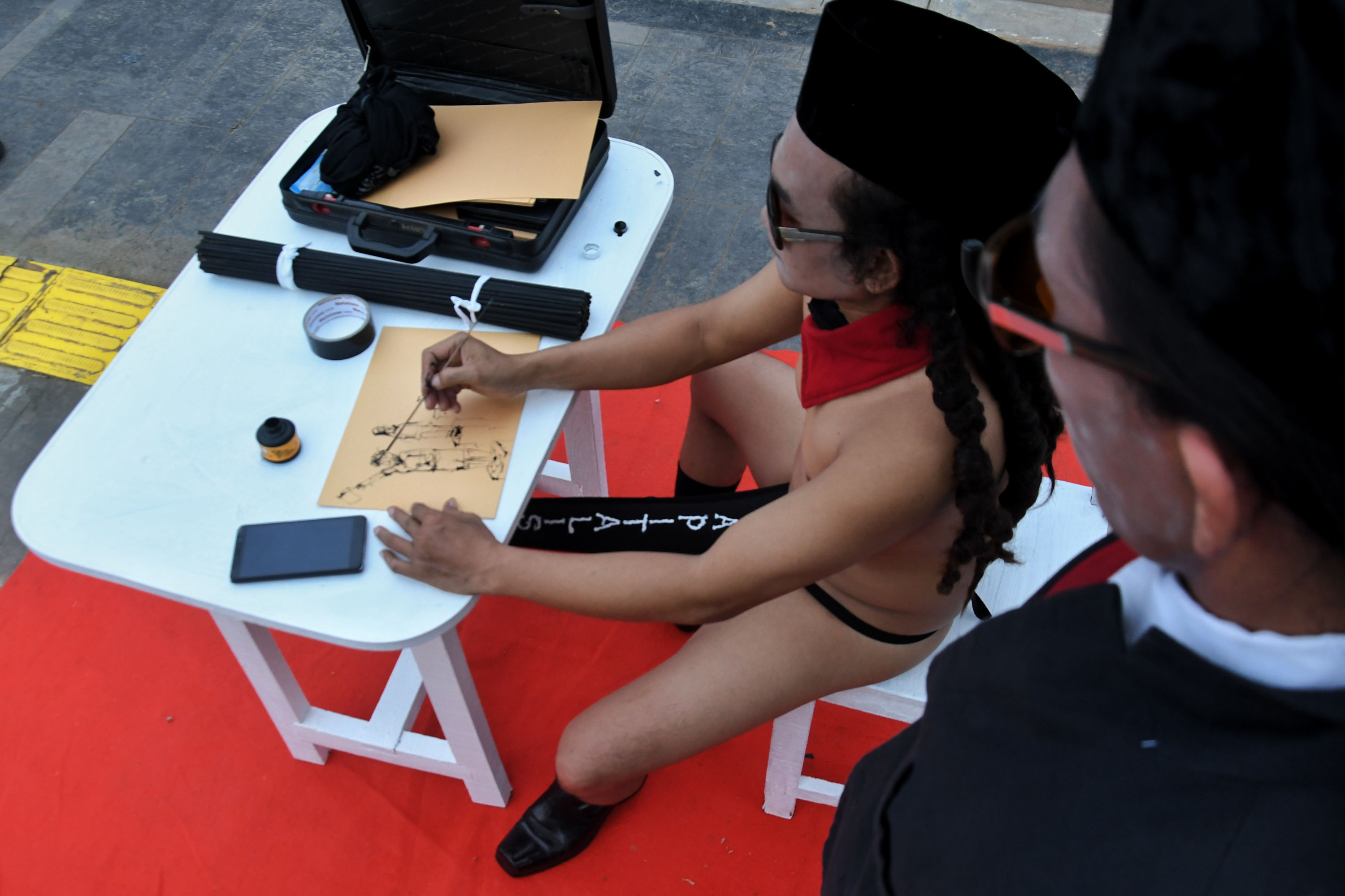 Sejumlah seniman yang tergabung dalam Forum Seniman Peduli TIM melakukan aksi di trotoar Taman Ismail Marzuki, Jumat (31/1/2020).