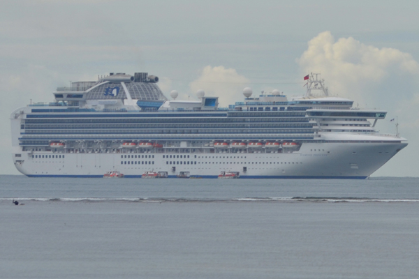 apal pesiar Diamond Princess berlayar di kawasan perairan Benoa, Bali, Jumat (20/1).