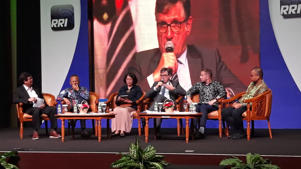 Diskusi tentang kebebasan pers.