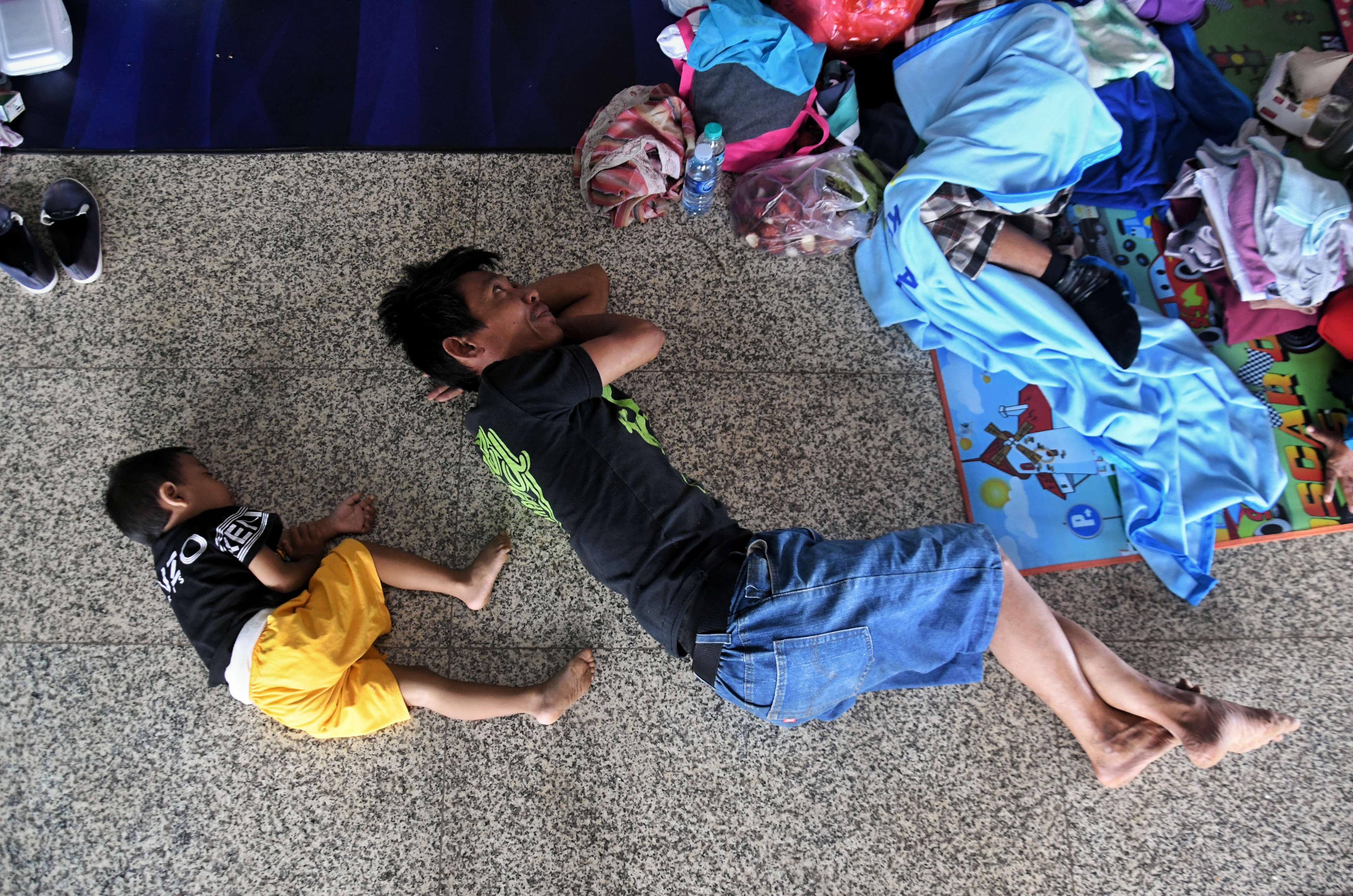 ilustrasi -- pengungsi banjir tidur dengan alas seadanya