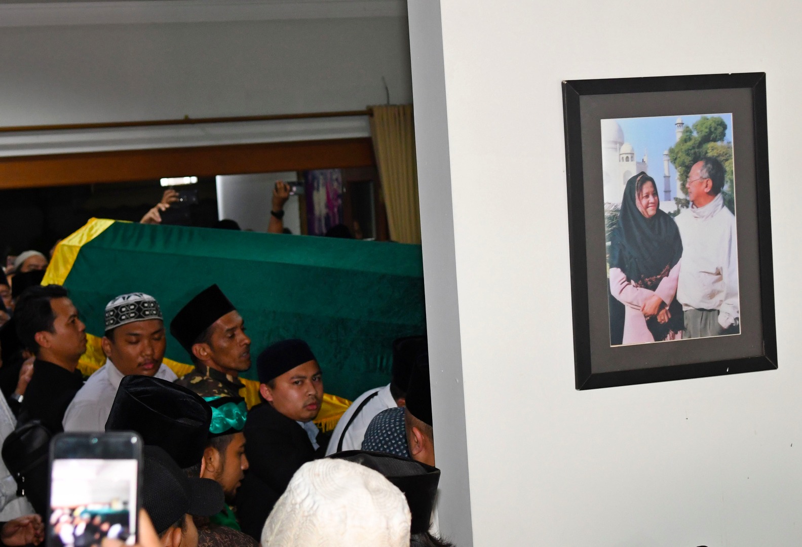  Sejumlah kerabat mengangkat keranda berisi jenazahĘKH Salahuddin Wahid atau Gus Sholah atau Gus Sholah di rumah duka, Minggu (2/2).