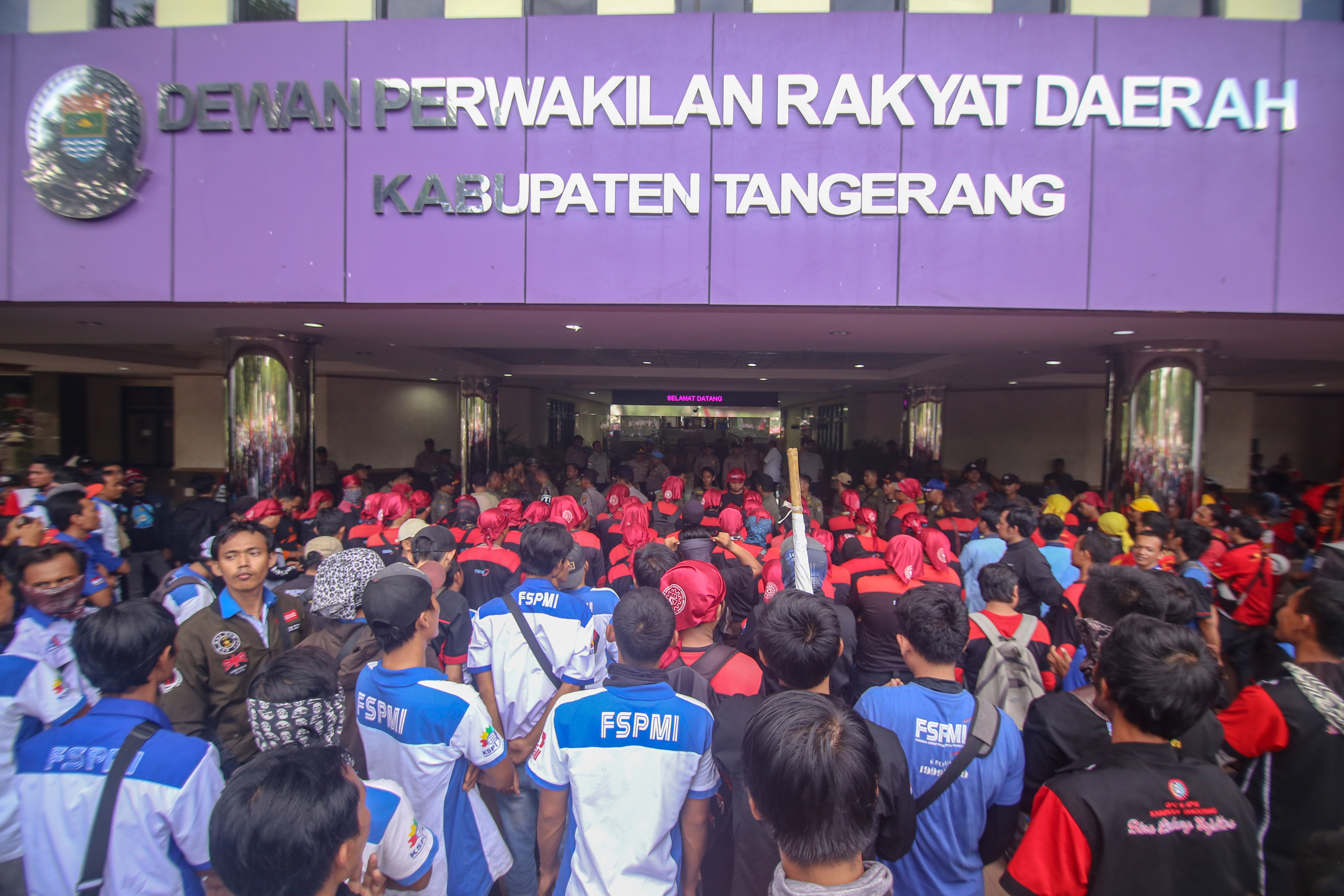 Ratusan buruh berunjuk rasa menolak RUU Cipta Kerja di halaman Kantor DPRD Kabupaten Tangerang, Banten, Rabu (29/1/2020)