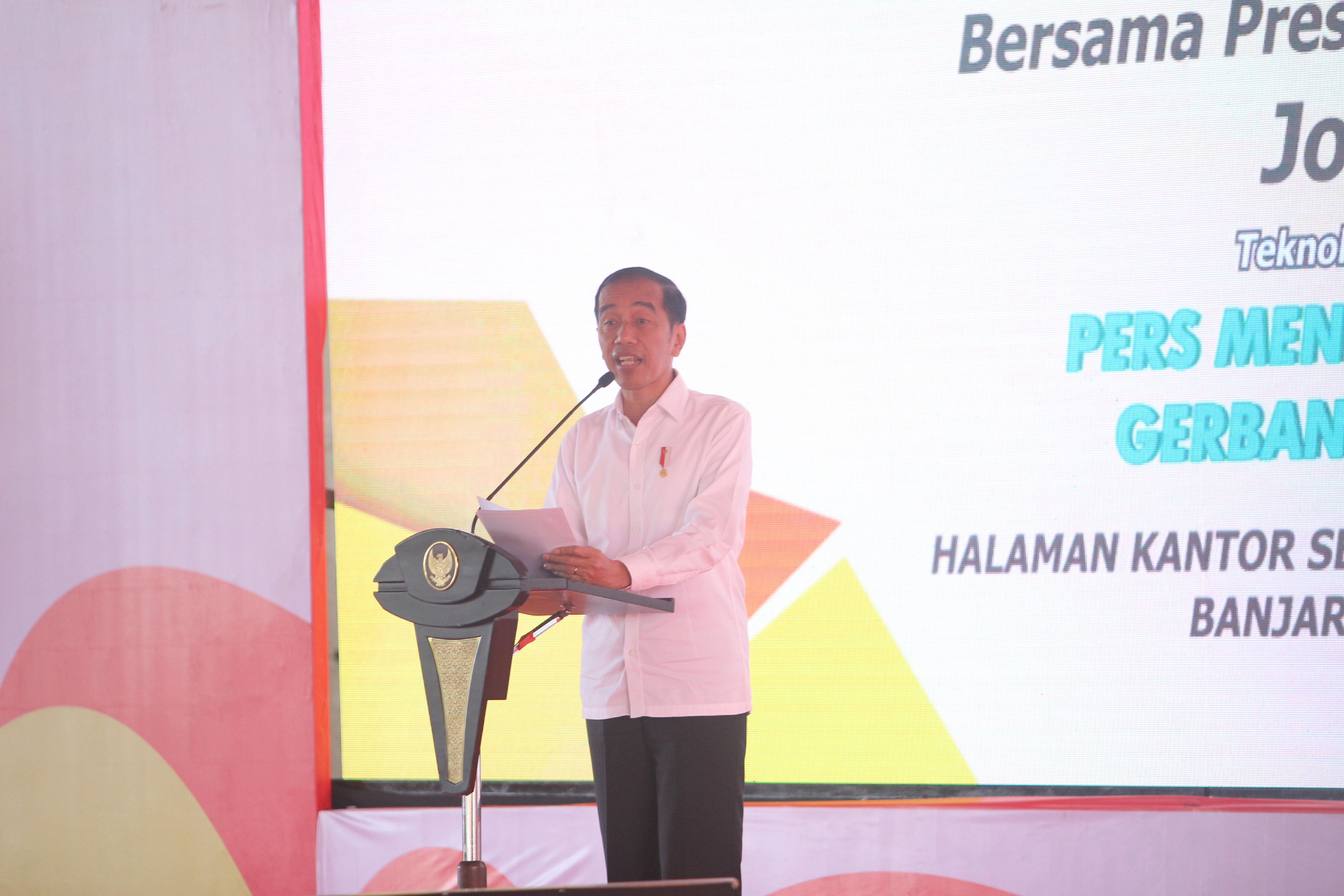 Presiden Jokowi memberi sambuat di HPN 2020.