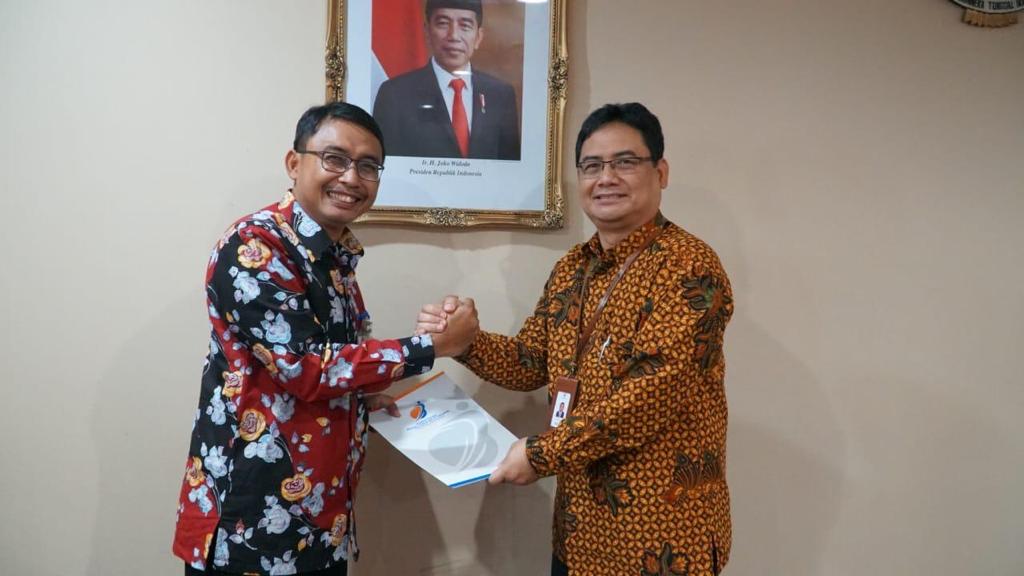 Maryono (batik merah) menggantikan Febriyanto menjadi Dirut Pertani. 