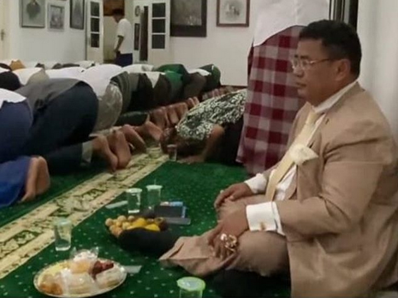 Hotman Paris (kanan)