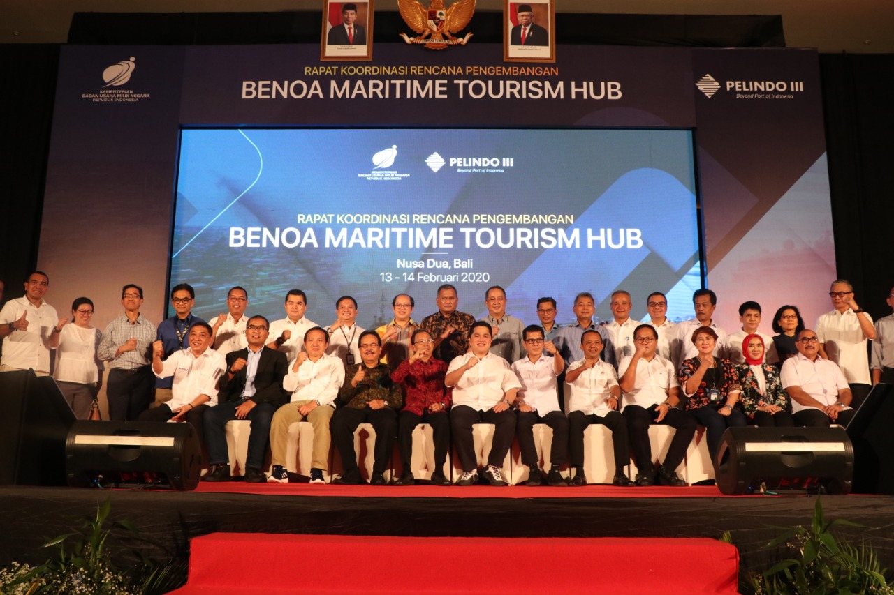 Menteri ATR/Kepala BPN Sofyan A Djalil dan Menteri BUMN Erick Thohir berfoto bersama usai pelaksanaan rapat koordinasi pembangunan Benoa. 