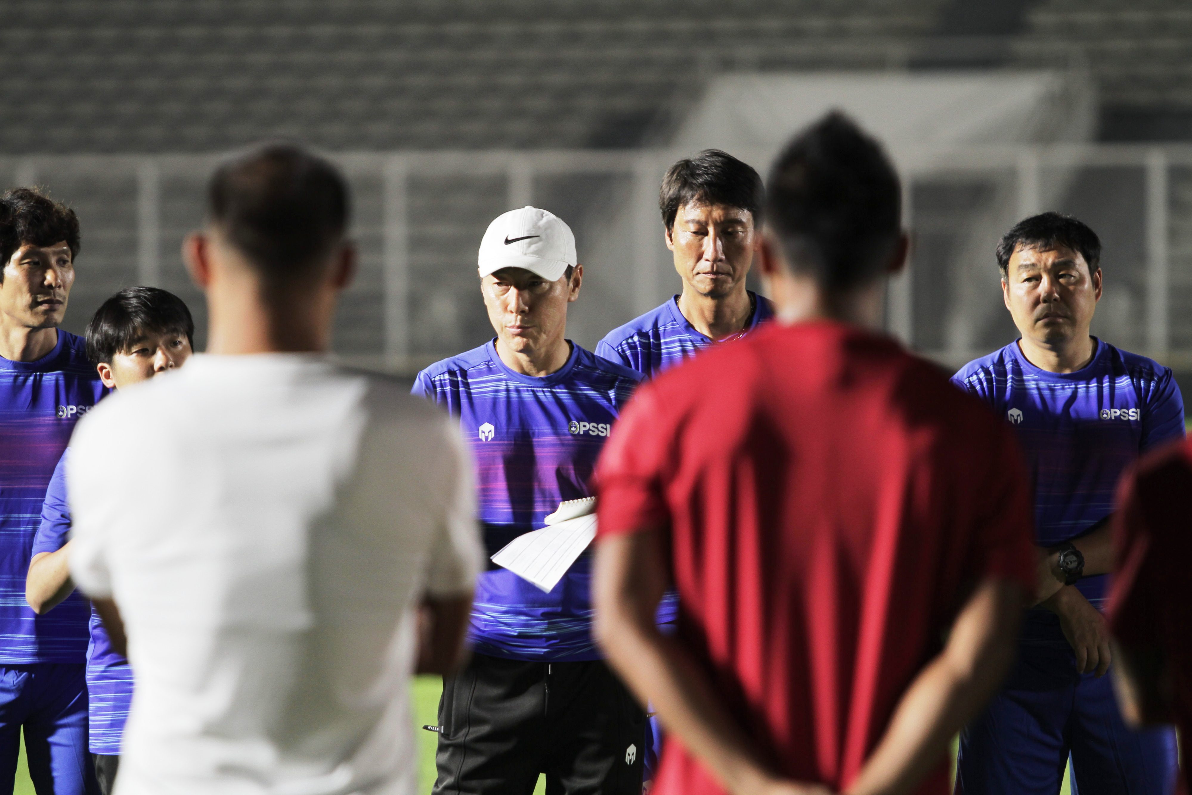 Pelatih Timnas Senior Shin Tae-yong sedang memberikan arahan.
