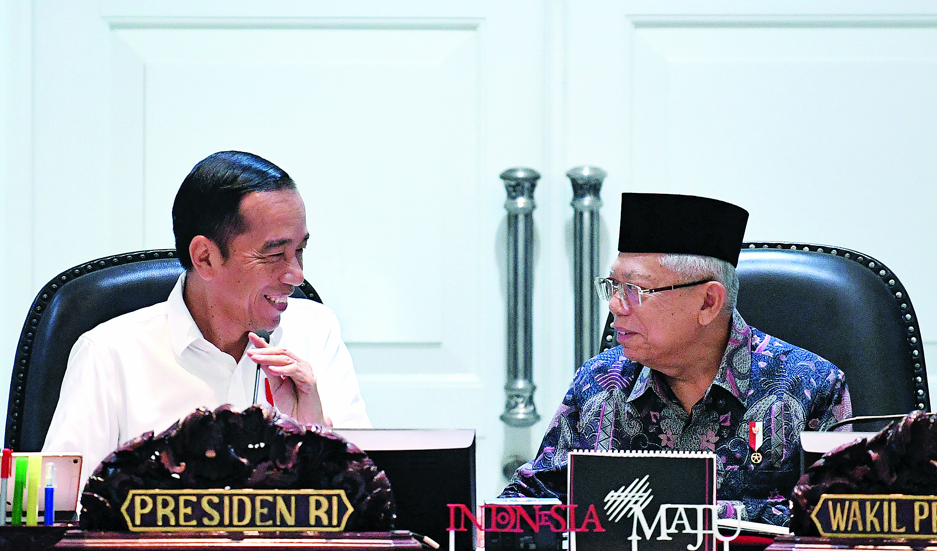 Presiden Joko Widodo berbincang dengan Wakil Presiden Ma’ruf Amin sebelum memimpin rapat kabinet terbatas.