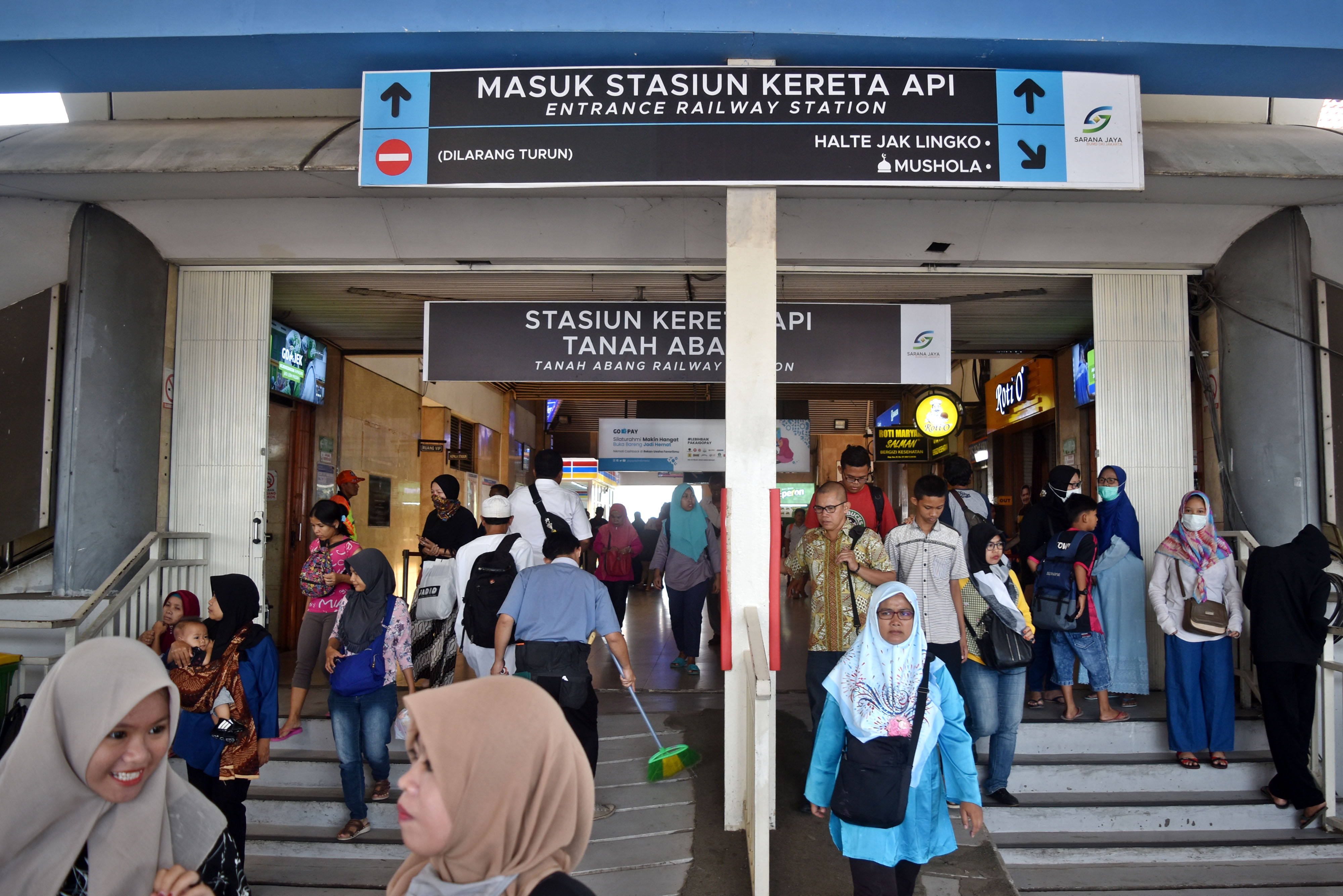 Aktivitas di sekitar Stasiun Tanah Abang Jakarta