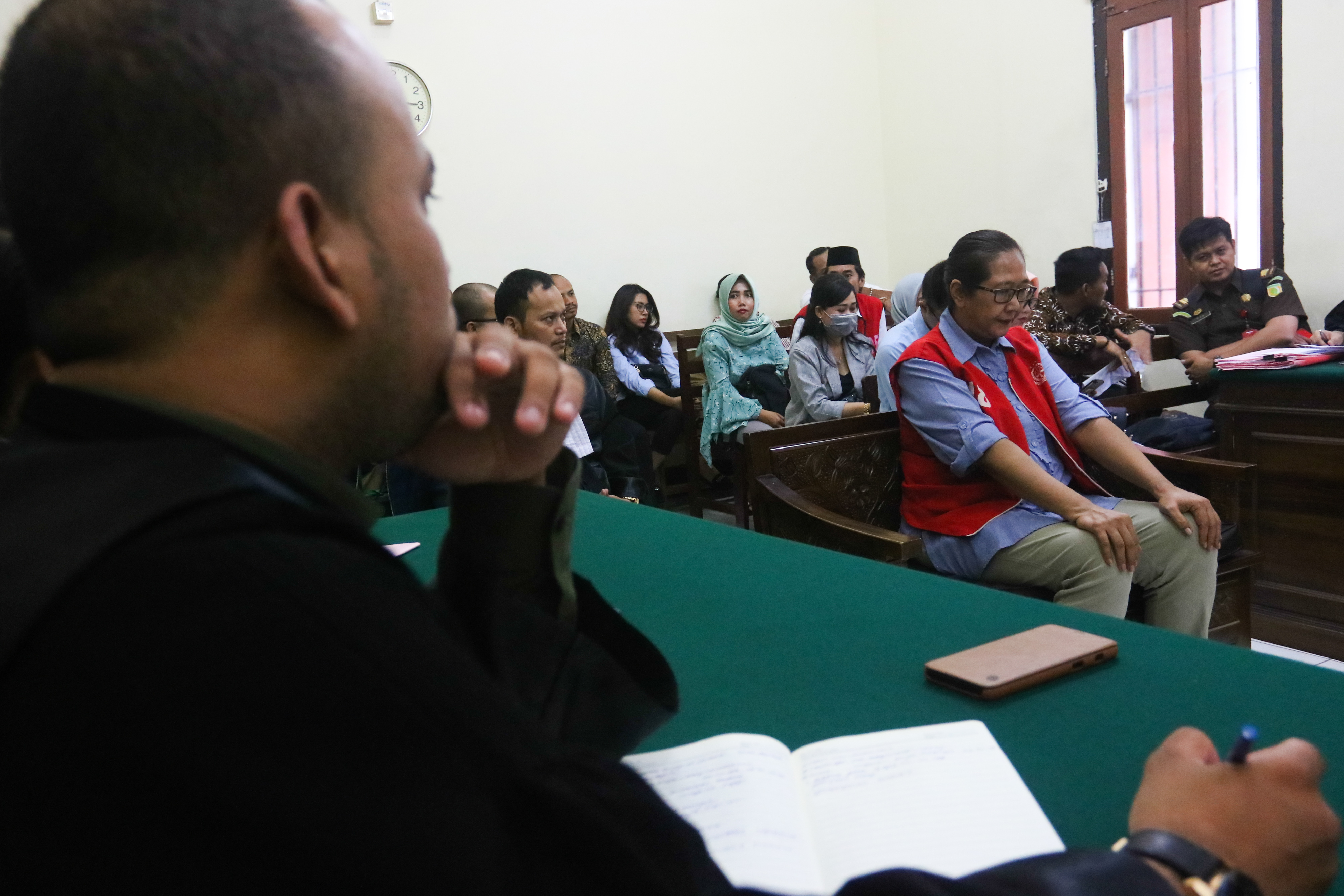 Terdakwa Tri Susanti tertunduk saat mendengar amar putusan hakim, Pengadilan Negeri Surabaya