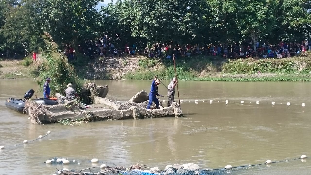Tim penyelamat dari BKSDA  dan Ditpolairud Polda Sulteng melakukan pencarian buaya berkalung ban di Sungai Palu, Jumat (7/2/2020). 