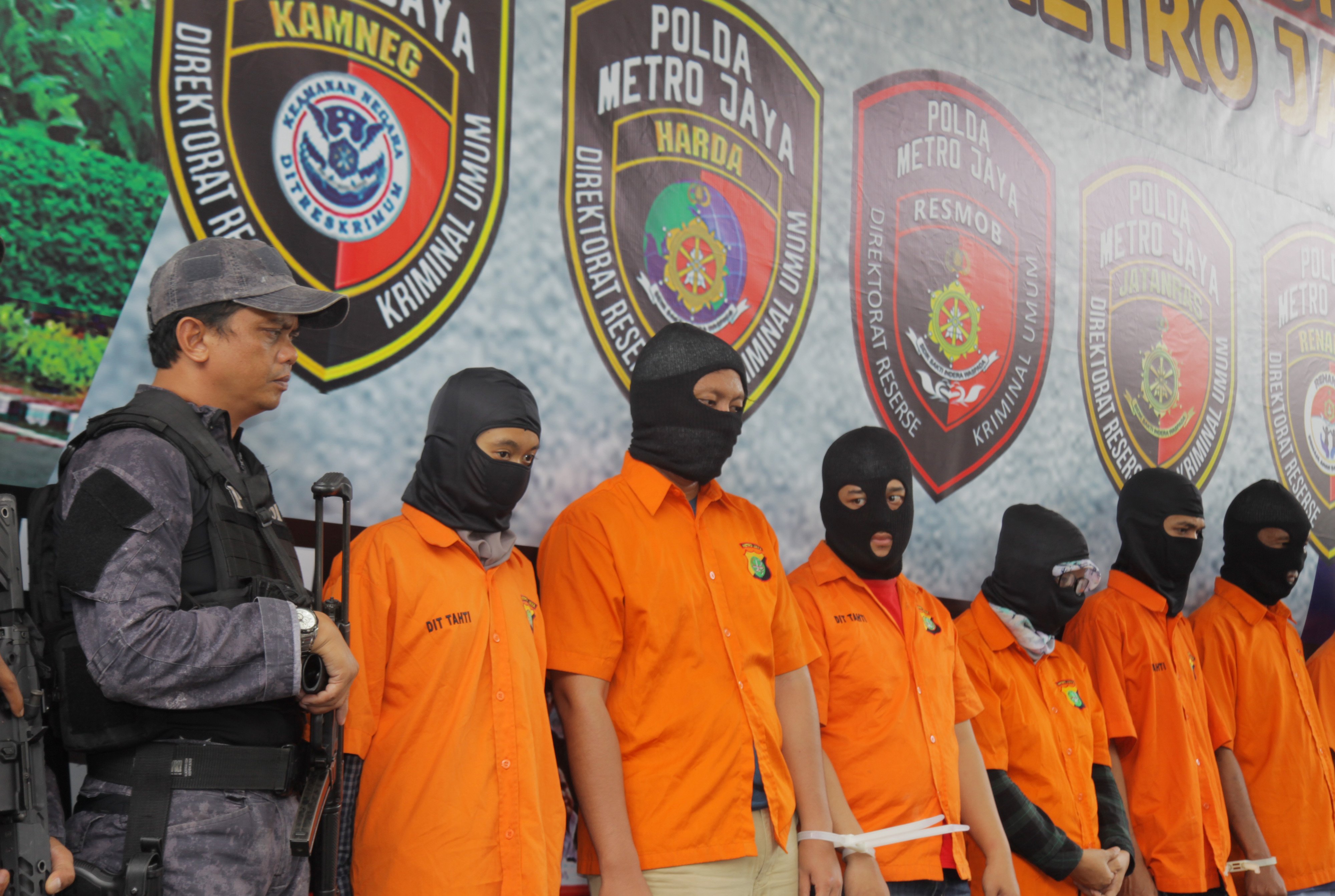 Sejumlah tersangka kasus pembobolan rekening Bank dan Kartu kredit di Polda Metro Jaya.