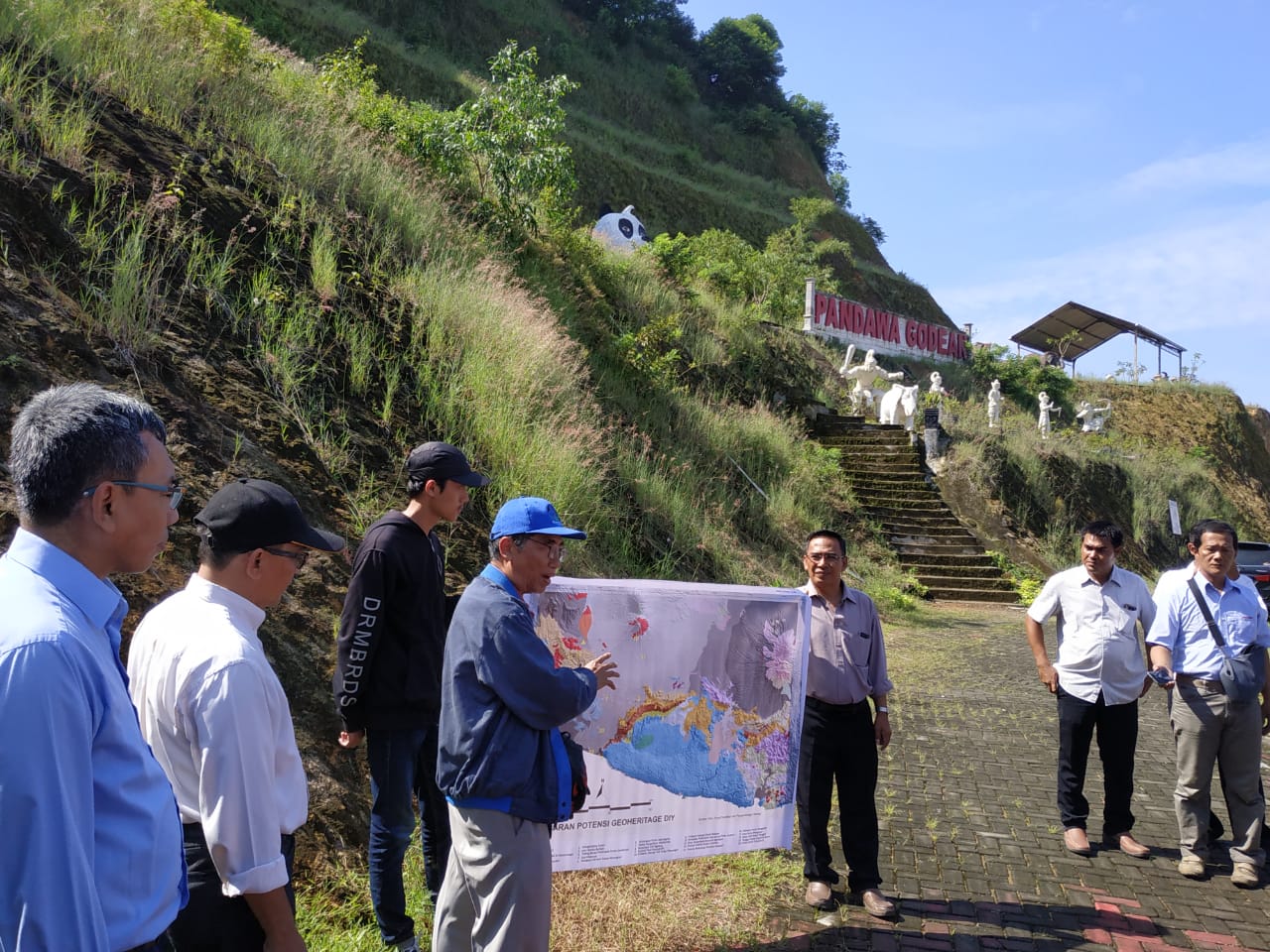 Prof Bambang Prastistho ahli geologi dari Universitas Pembangunan Nasional Yogyakarta menerangkan detetan perbukitan berusia jutaan tahun.