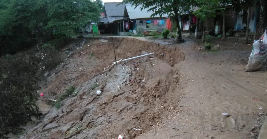Jalan penghubung antar desa terputus karena tergerus aliran sungai