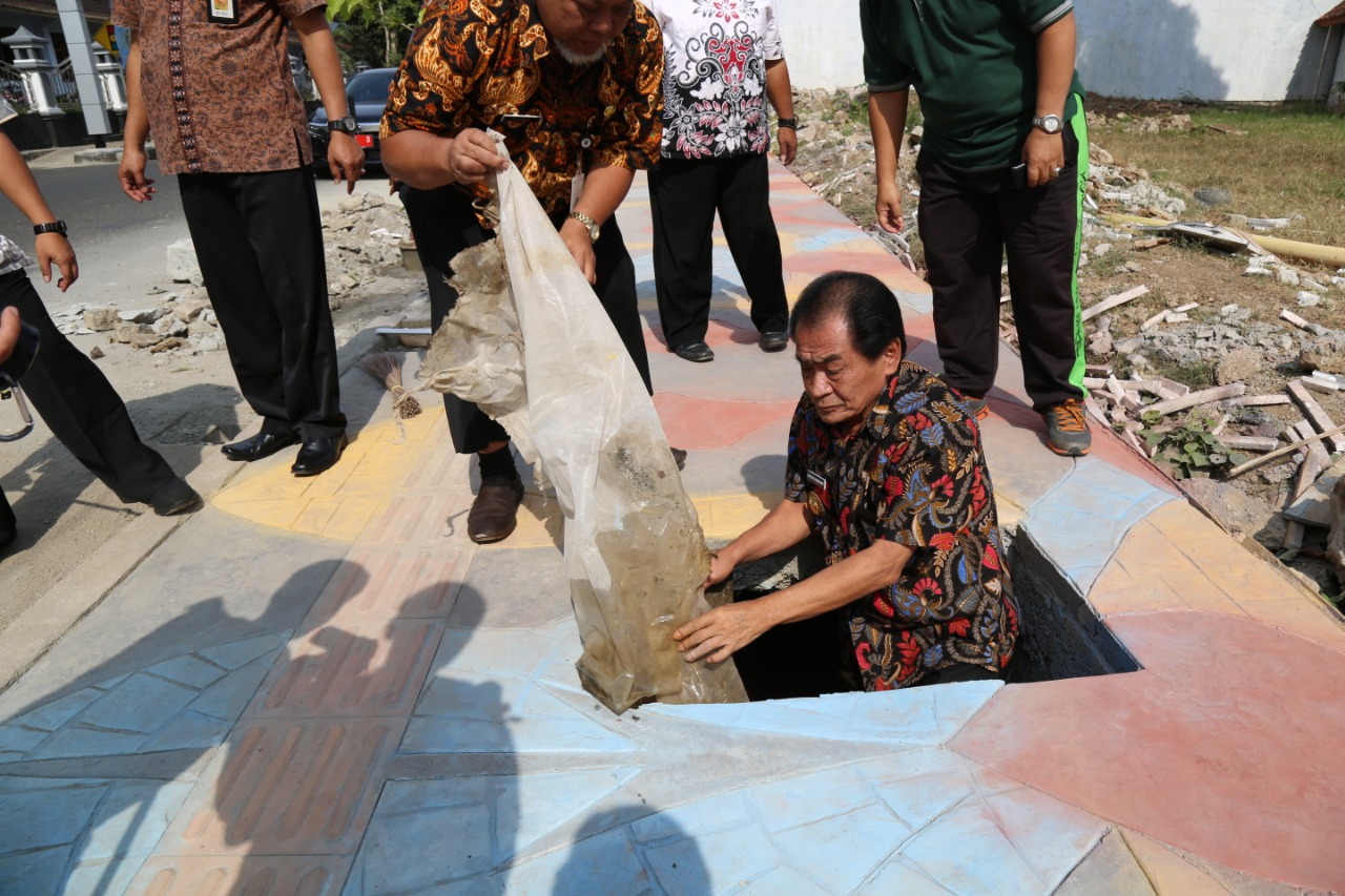 Bupati Banjarnegara  Budhi Sarwono saat pengecekan gorong-gorong.