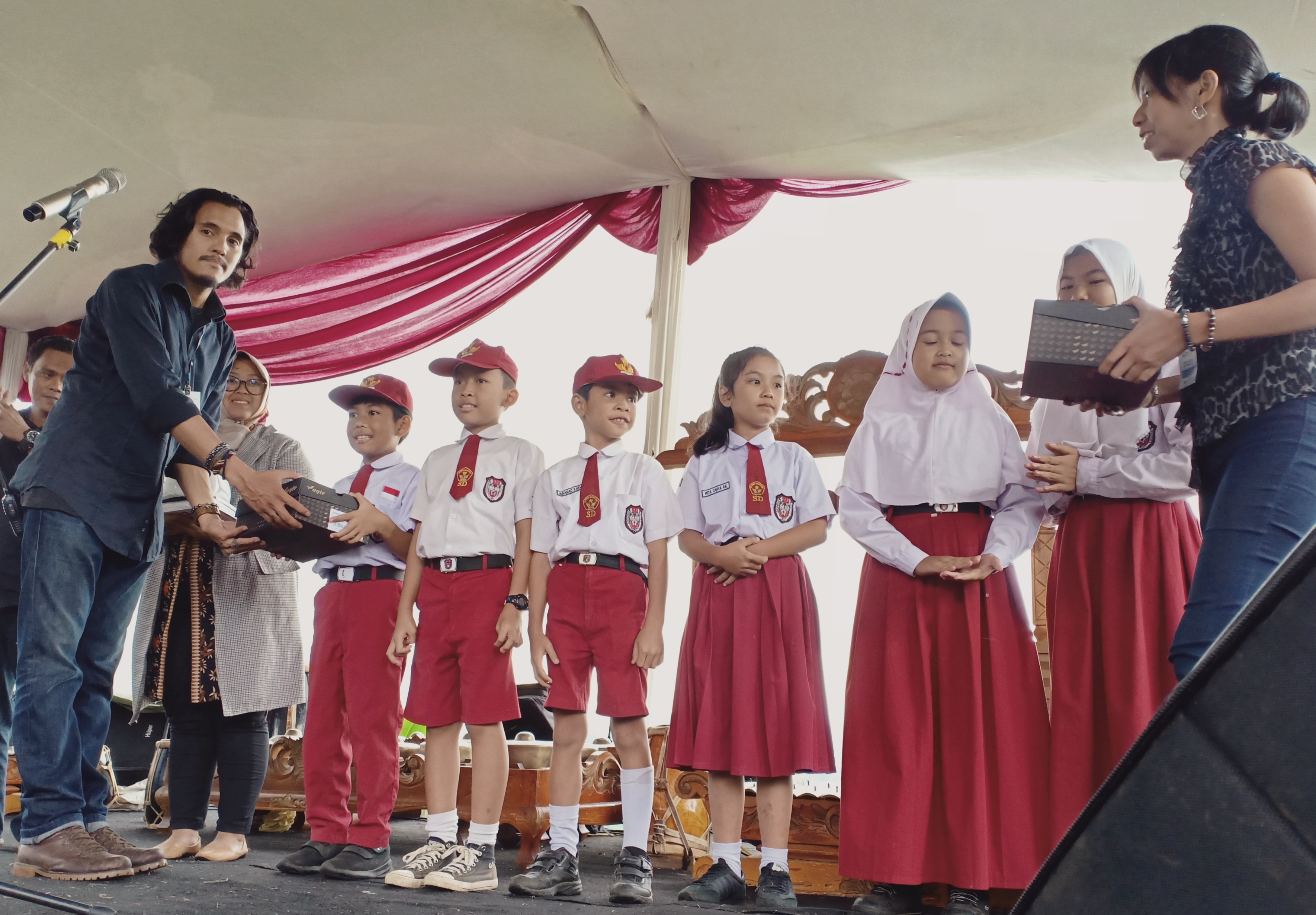 Yayasan Kick Andy memberikan bantuan kepada anak-anak SD yang tinggal di Kampung Cirendeu.