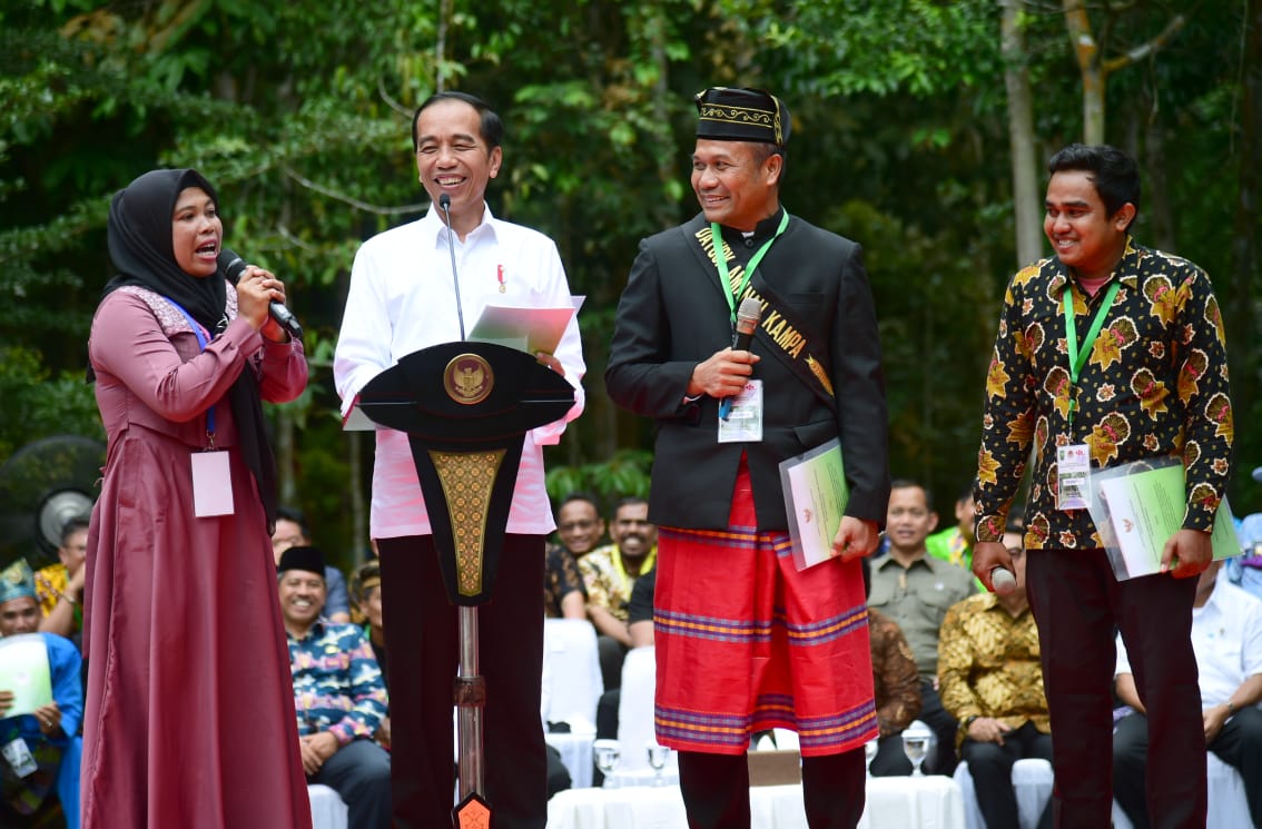 Presiden Jokowi menyerahkan izin perhutanan sosial kepada masyarakat Riau dengan jumlah 41 unit SK seluas 73.670 ha di Riau.