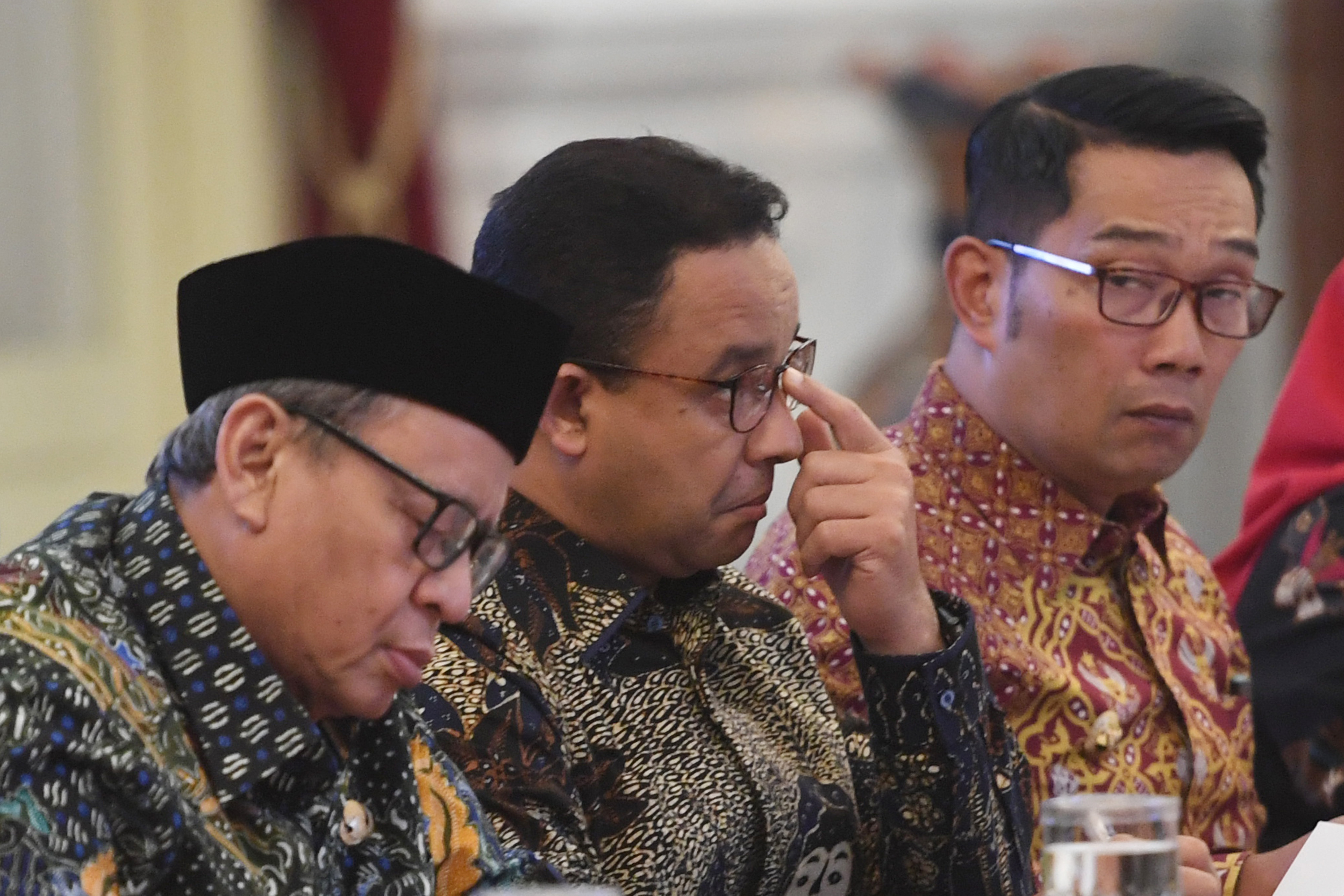 Gubernur DKI Jakarta Anies Baswedan (tengah) bersama Gubernur Banten Wahidin Halim (kiri) dan Gubernur Jawa Barat Ridwan Kamil (kanan) mengi