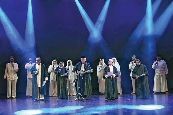 Deddy Mizwar, Niniek L Karim, Iwan Fals, Radhar Panca Dahana, dan Aning Katamsi tampil dalam pertunjukkan Teater Kosong bertajuk LaluKau 